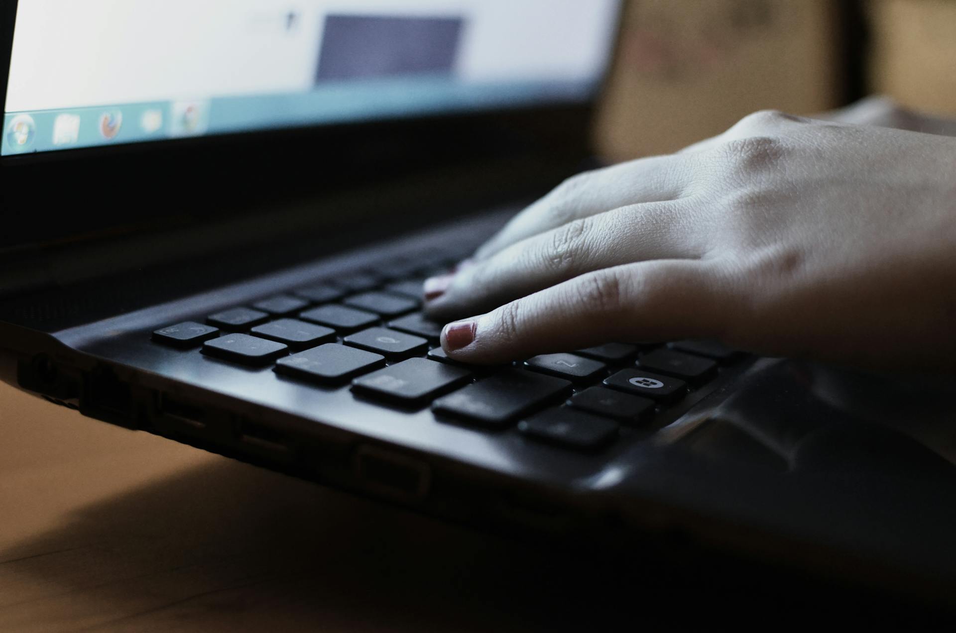 A woman using a laptop | Source: Pexels