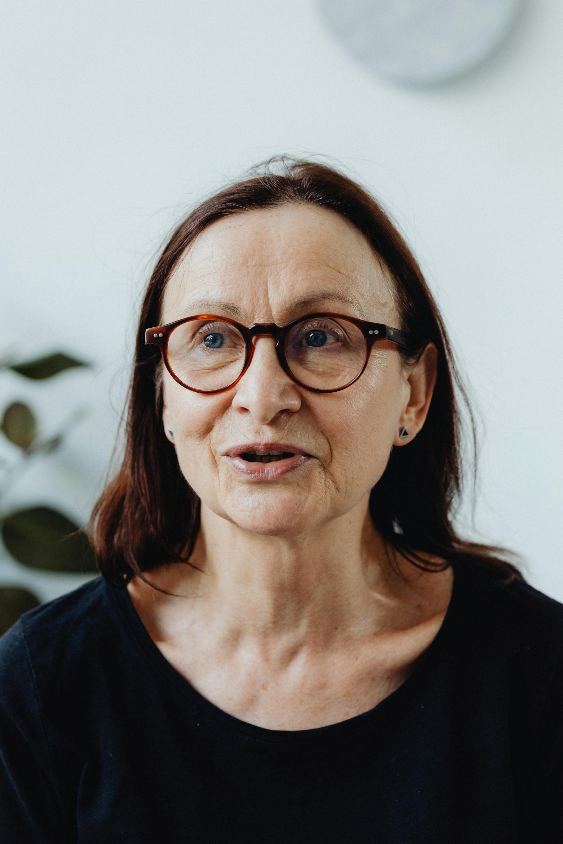 A woman speaking to someone | Source: Pexels