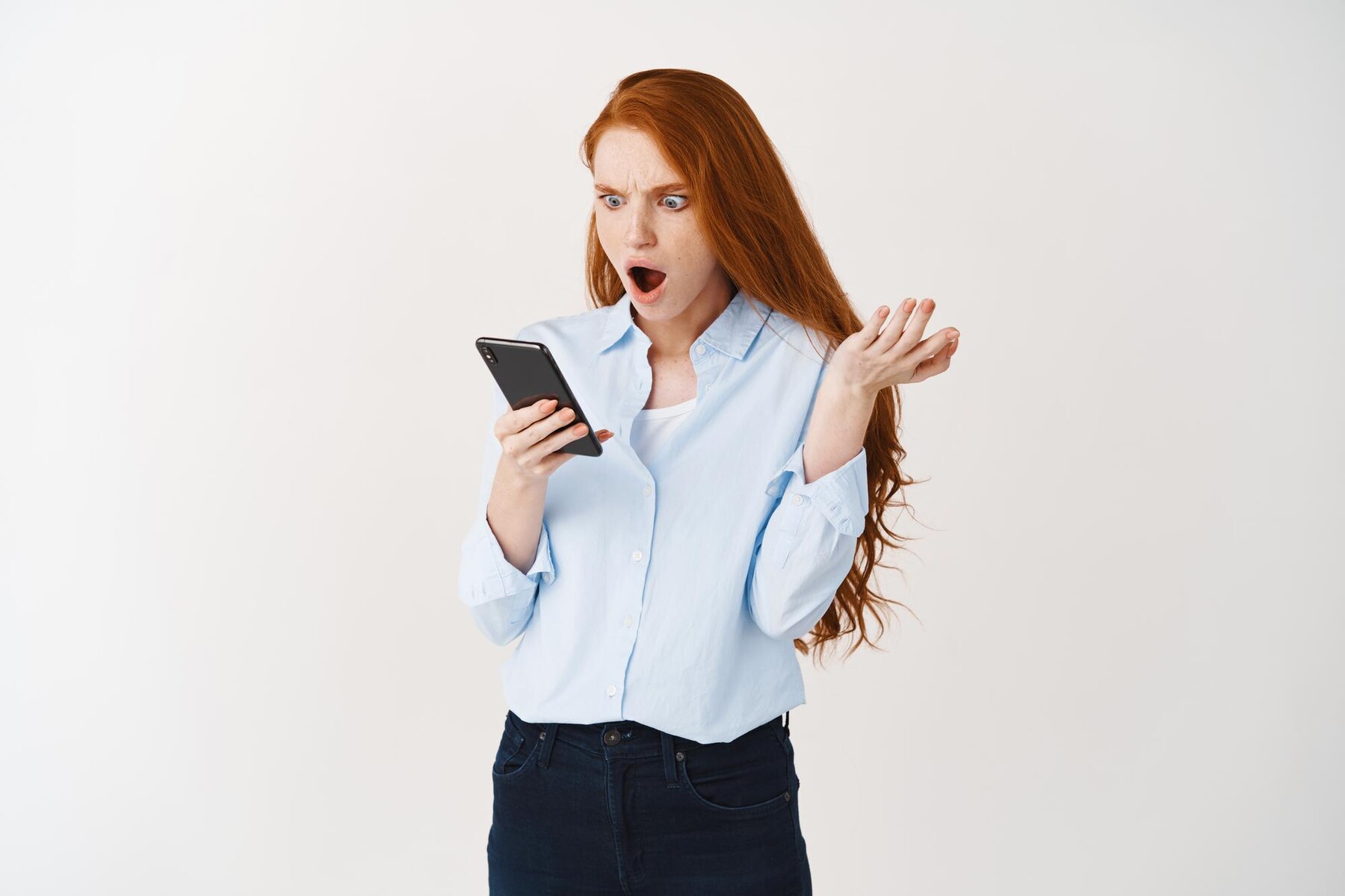 A shocked woman looking at her phone | Source: Freepik