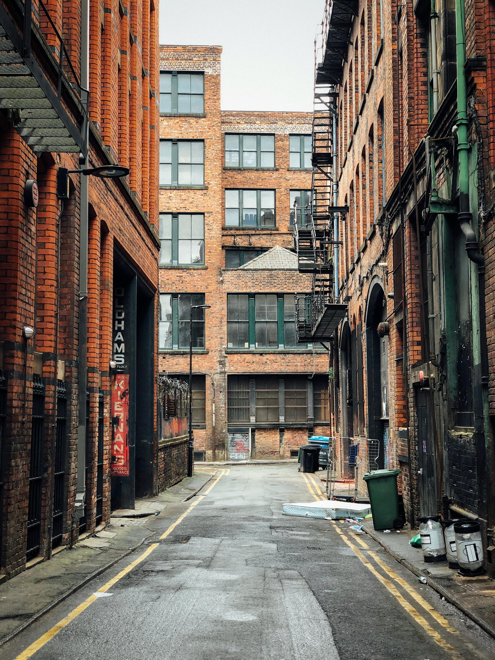 An empty alleyway | Source: Pexels