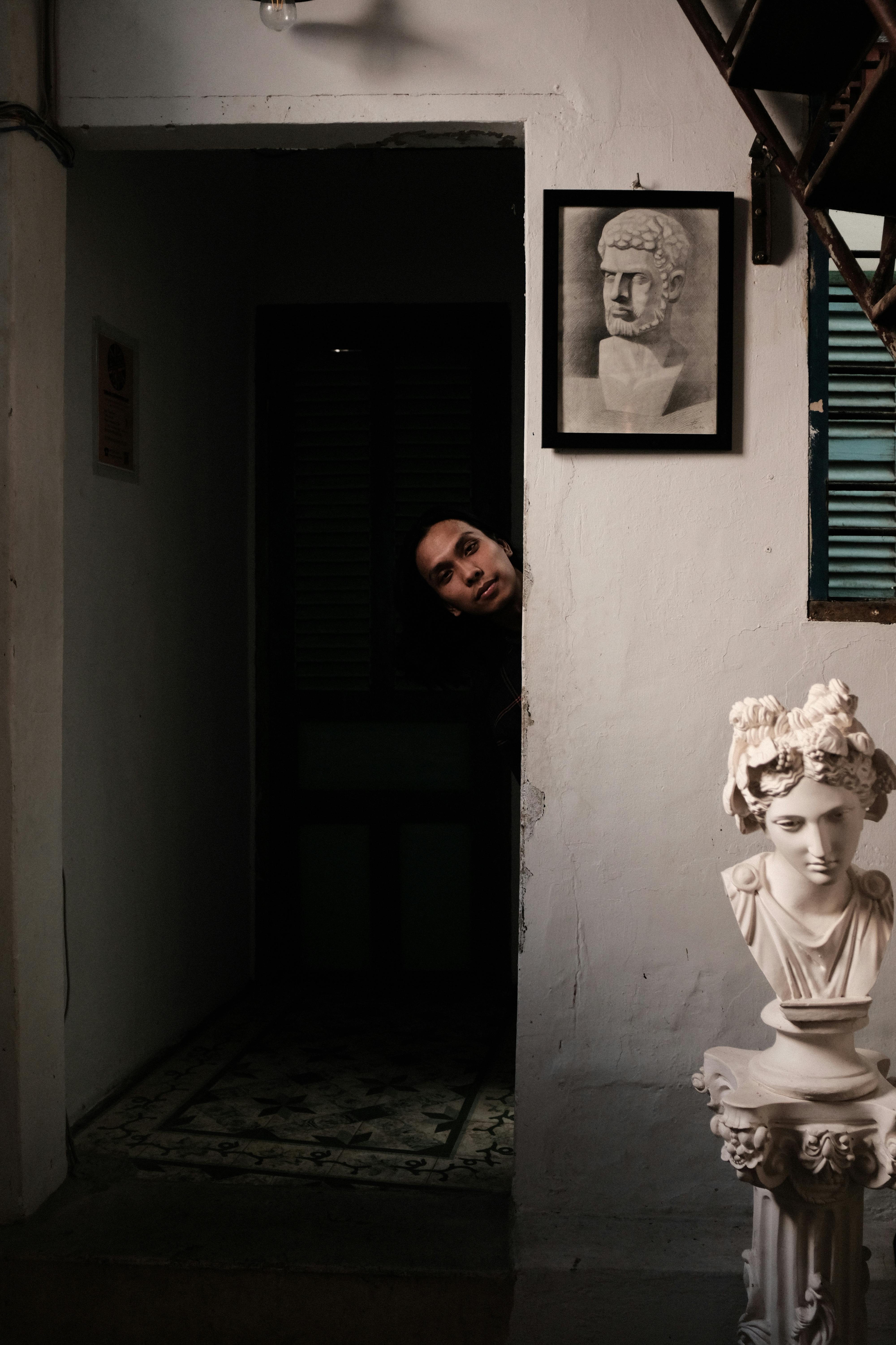 A man peeping | Source: Pexels
