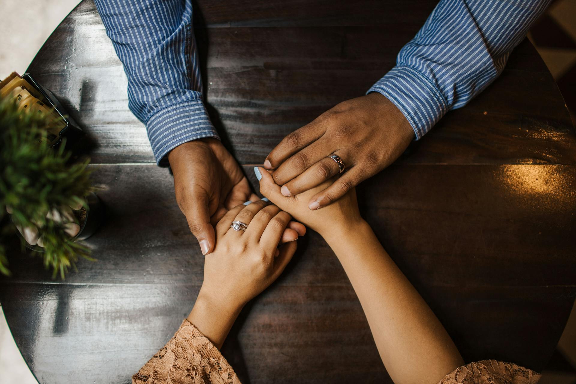 A couple holding hands | Source: Pexels