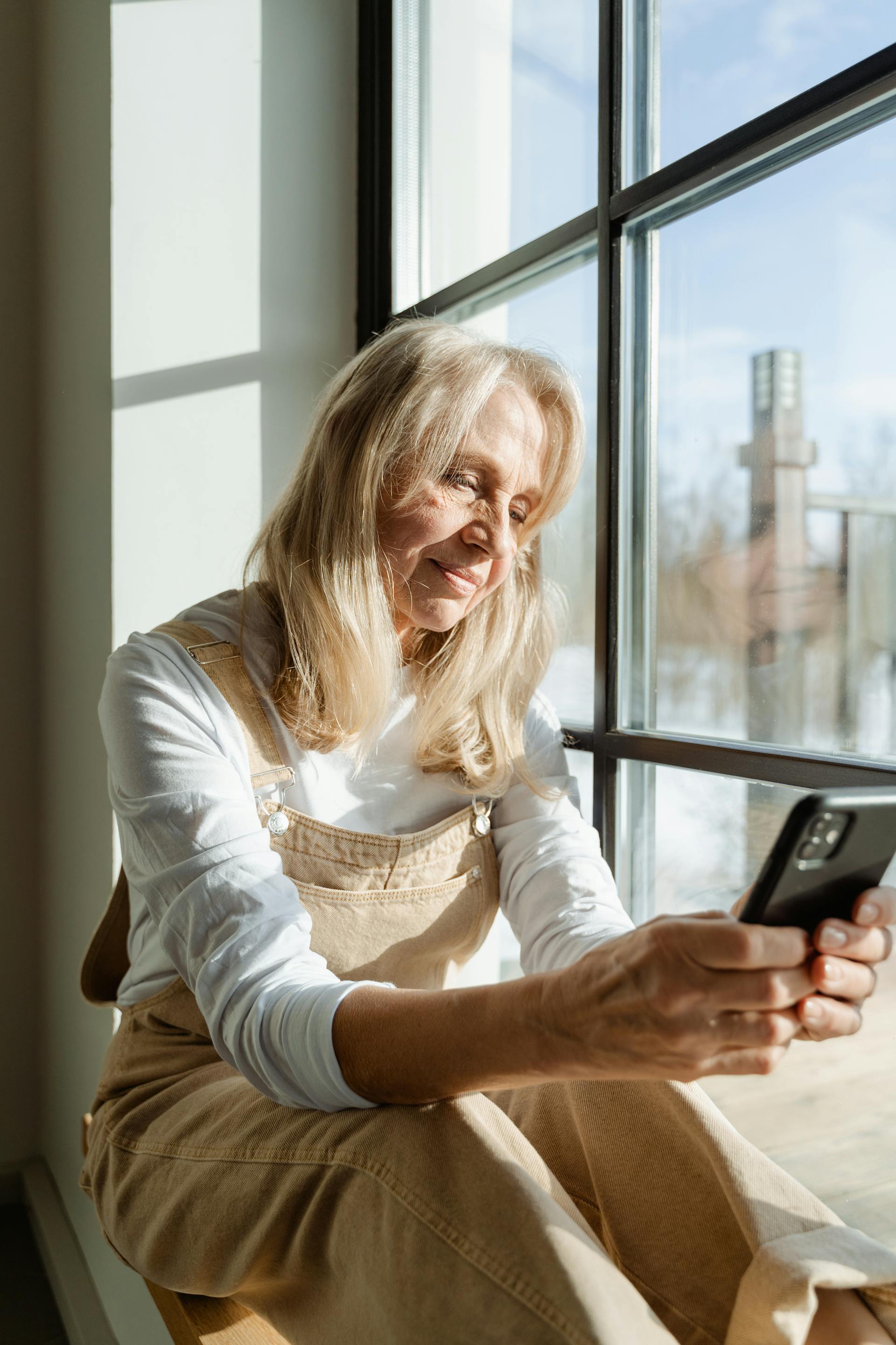A woman making a phone call | Source: Pexels