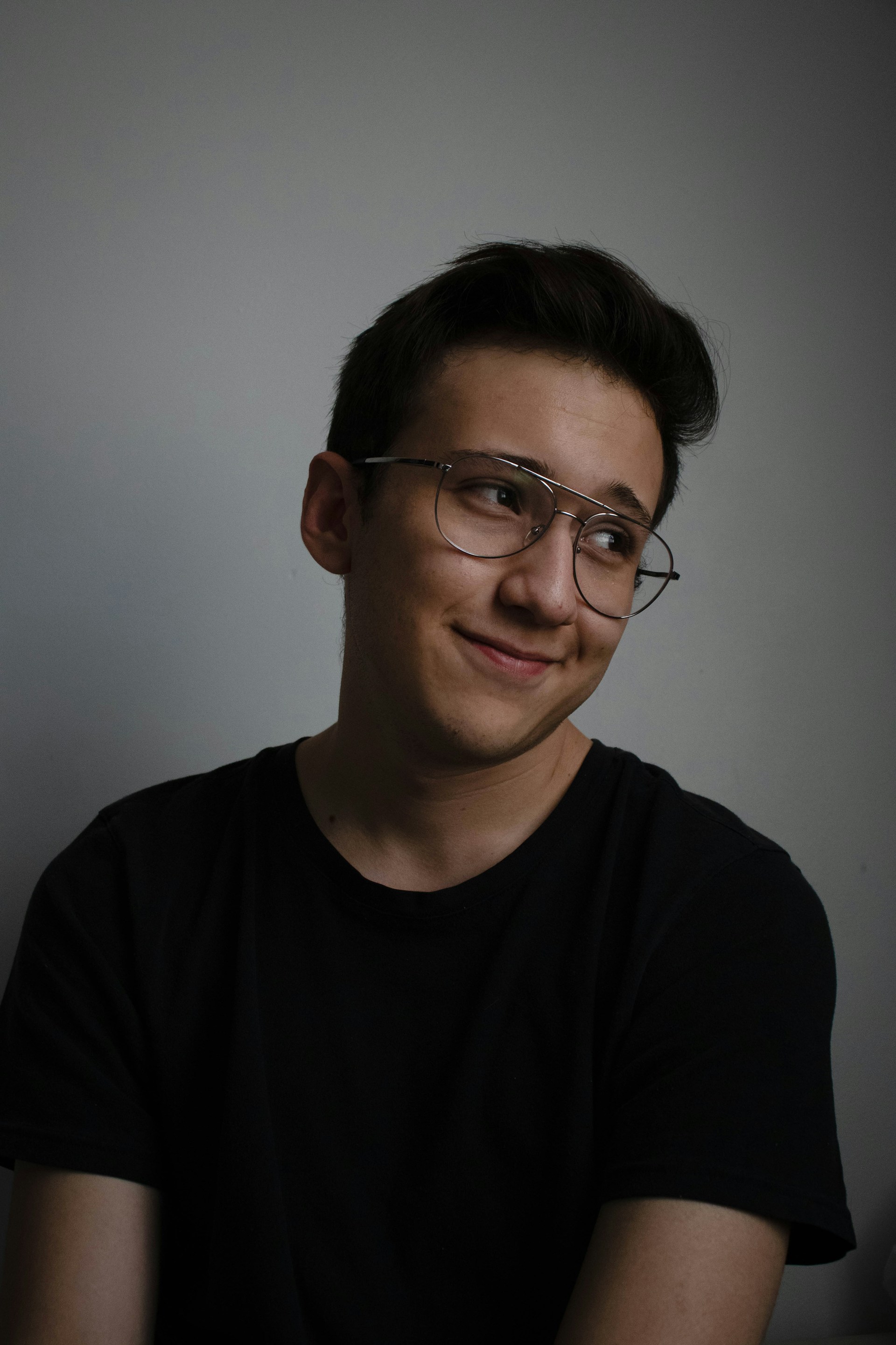 Um homem sorrindo para alguém | Fonte: Unsplash