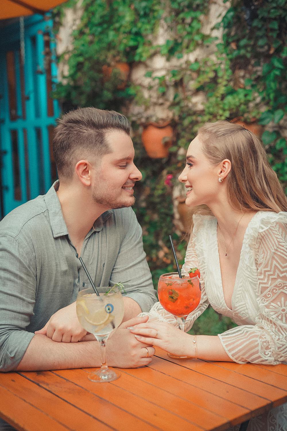 A couple in a cafe | Source: Pexels