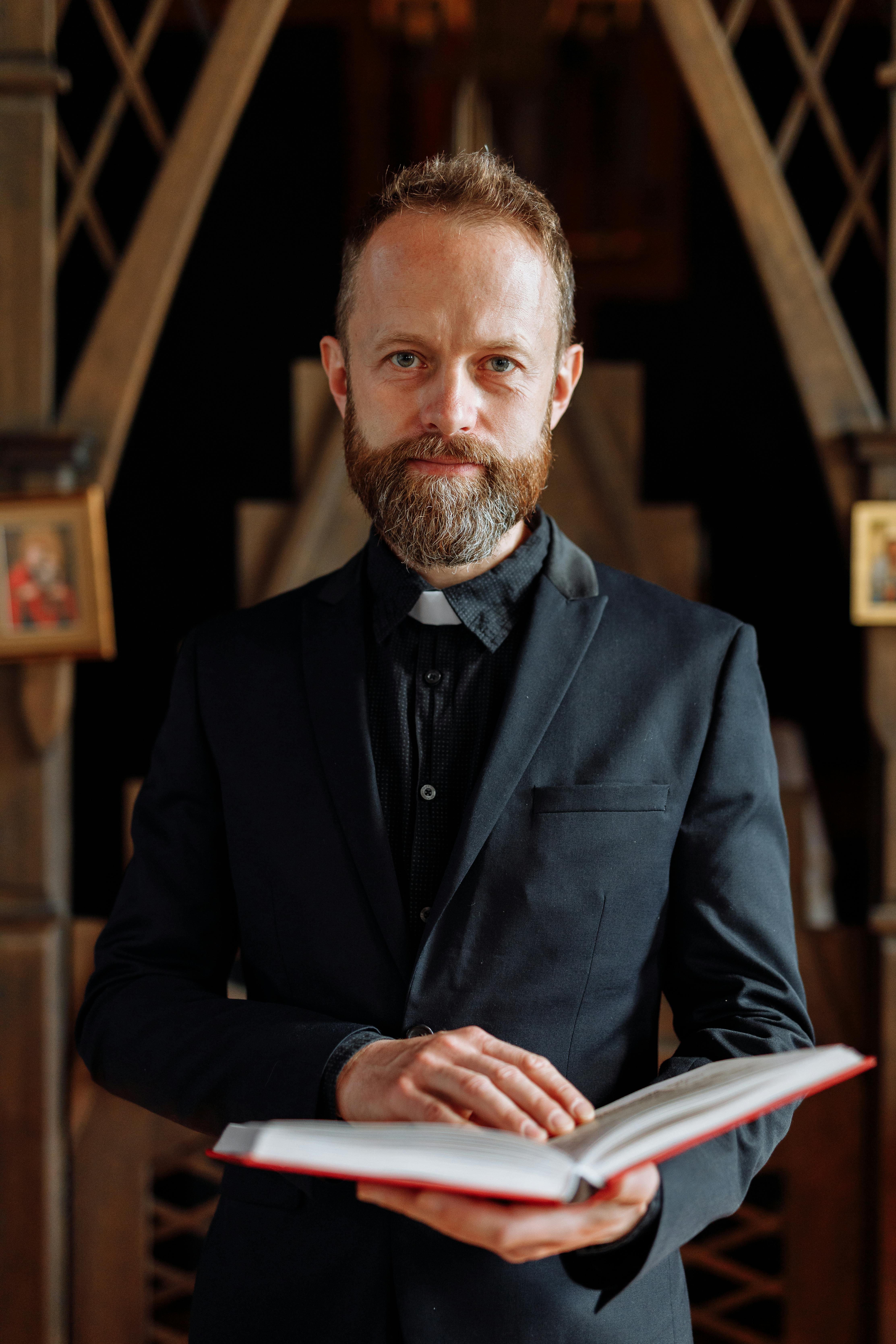 A pastor holding a bible | Source: Pexels