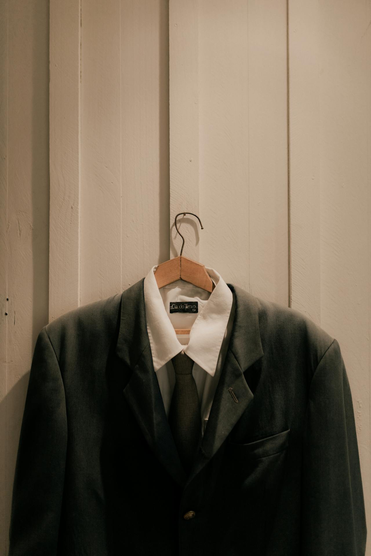A suit on a hanger | Source: Pexels