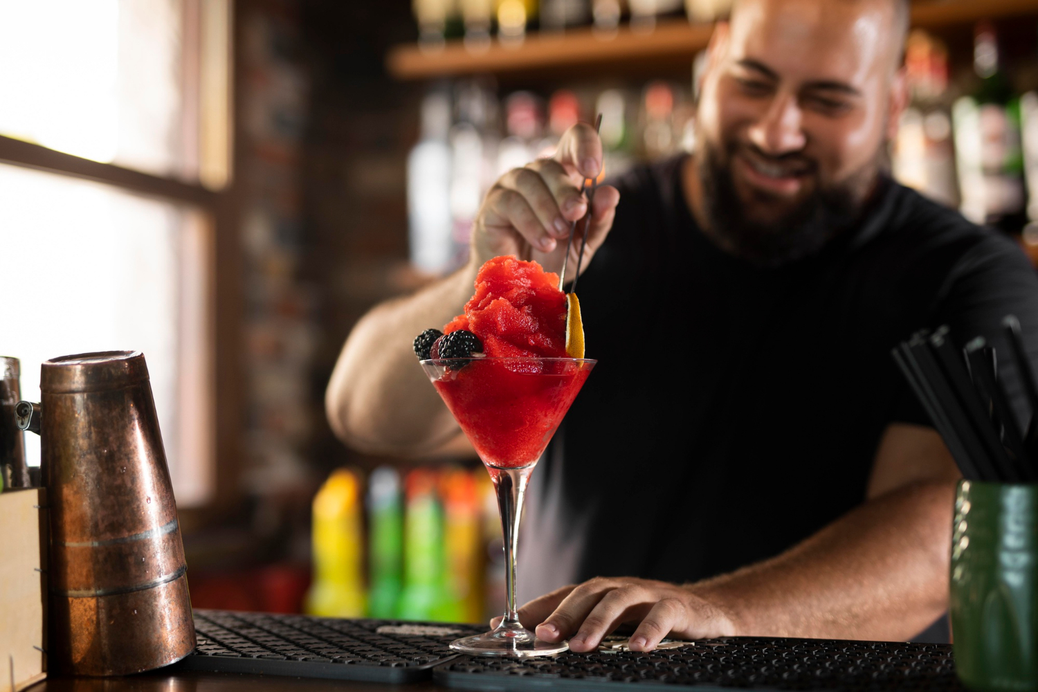 A bartender making a drink | Source: Freepik