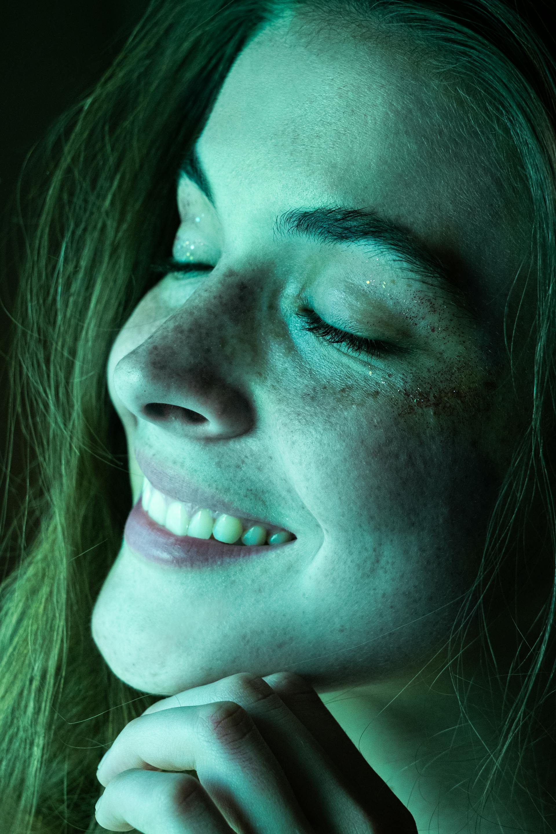 A woman with a satisfied smirk | Source: Pexels