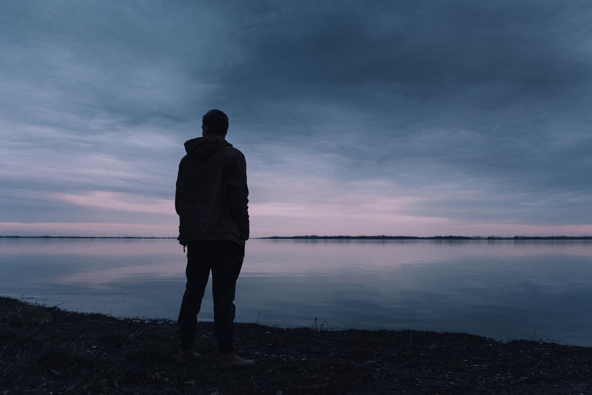 Un homme debout près d'un lac | Source : Pexels