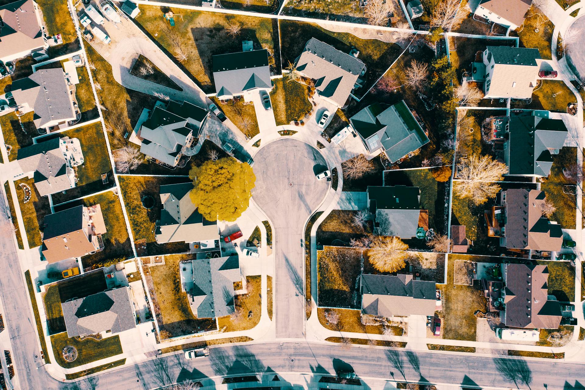Aerial view of a cul-de-sac | Source: Pexels