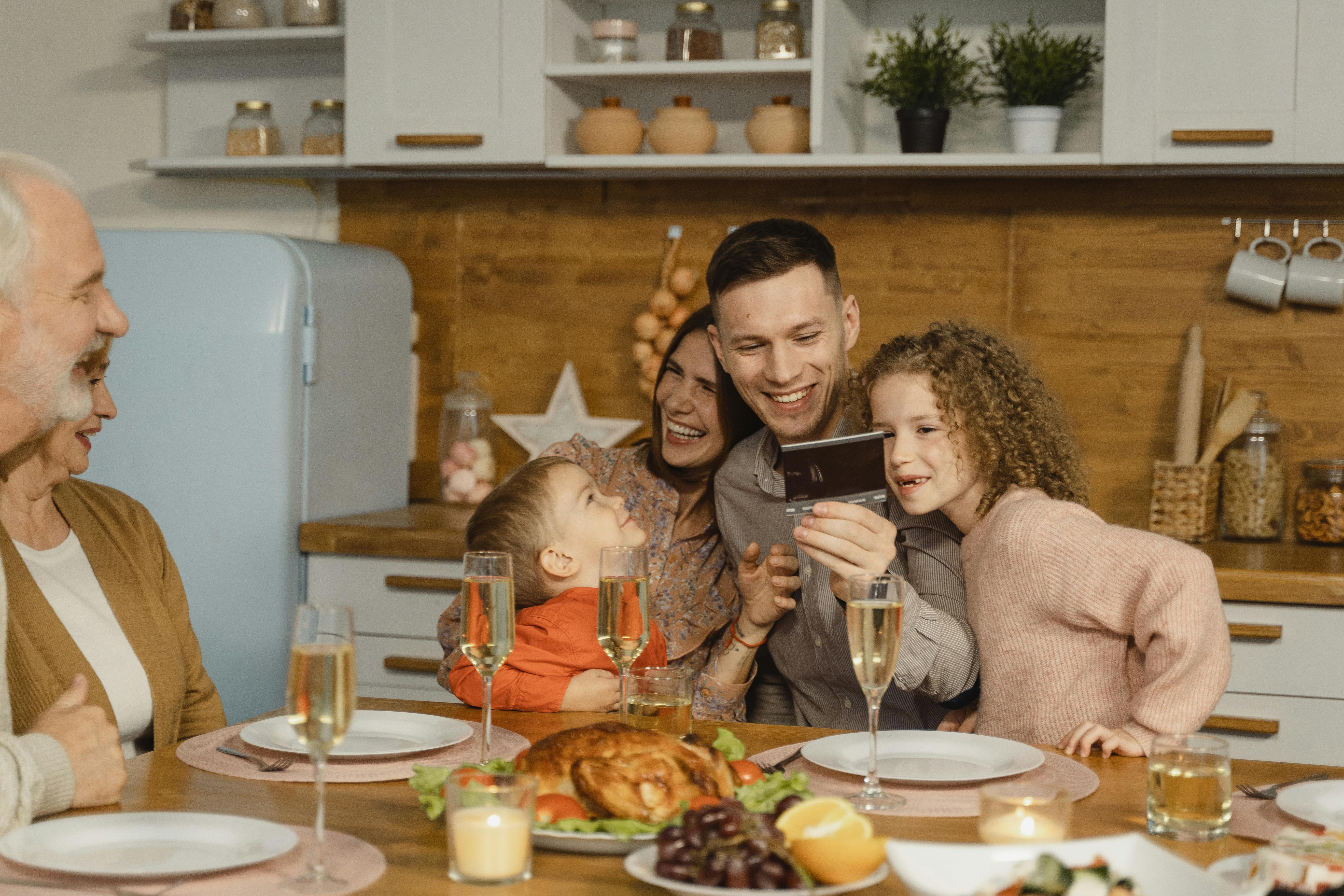 A family sitting on a dinner table | Source: Pexels