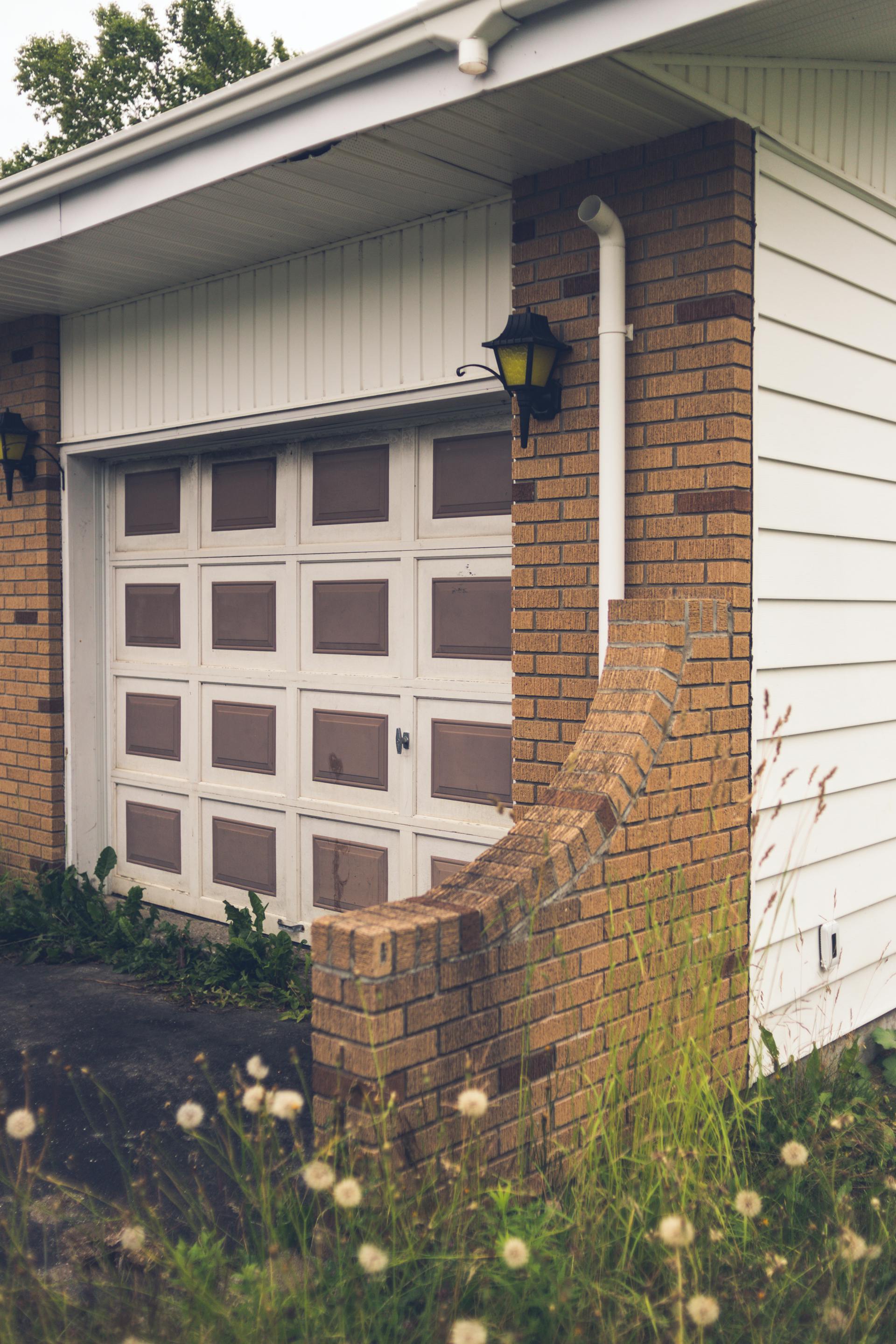 A home garage door | Source: Pexels