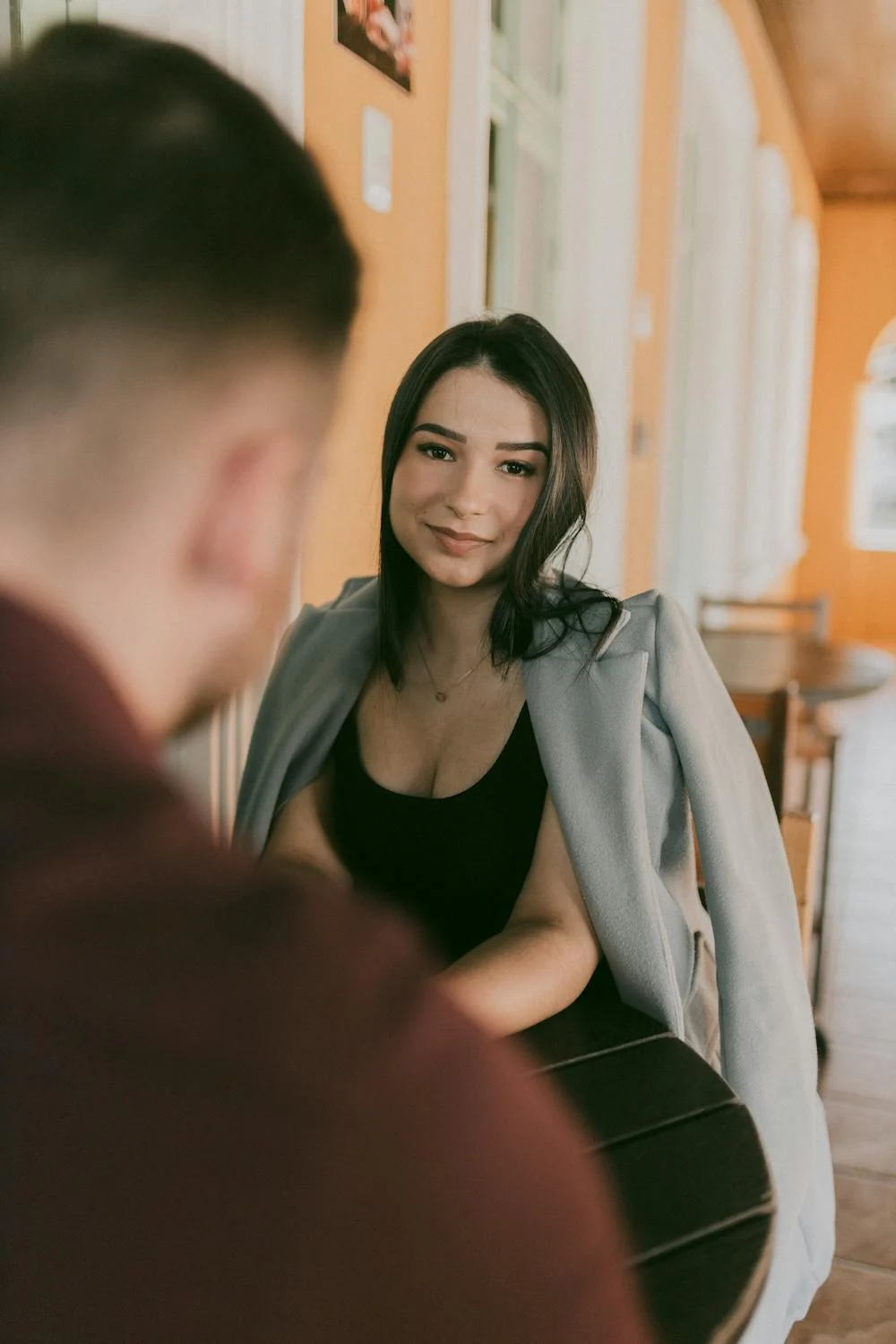 A smiling woman talking to a man | Source: Pexels