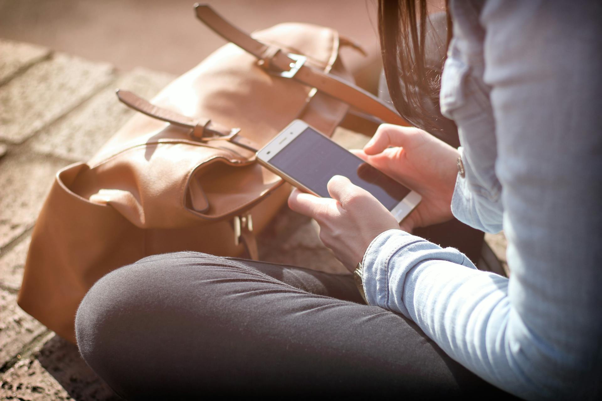 A woman typing on a cell phone | Source: Pexels