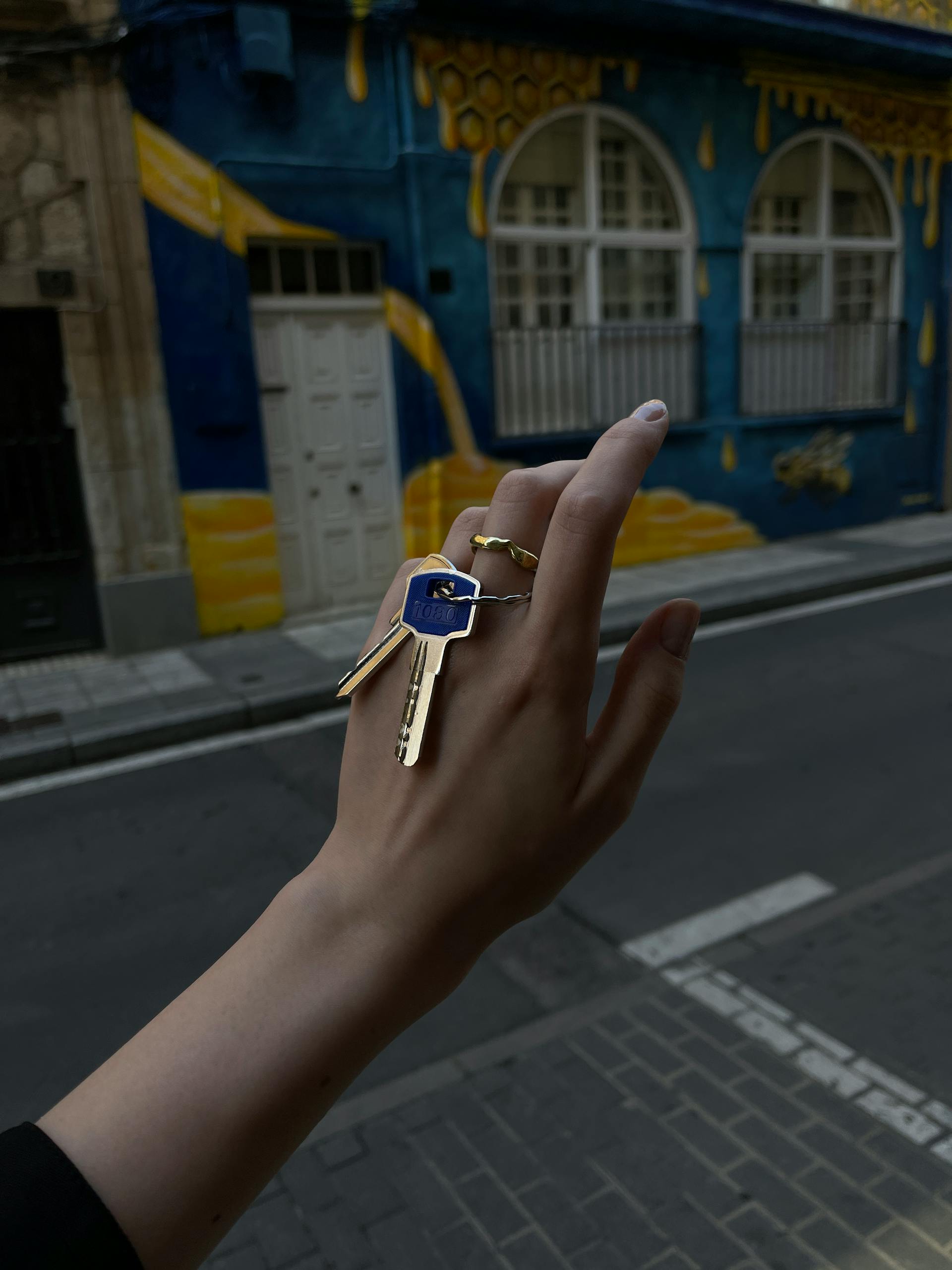 A woman's hand holding keys | Source: Pexels