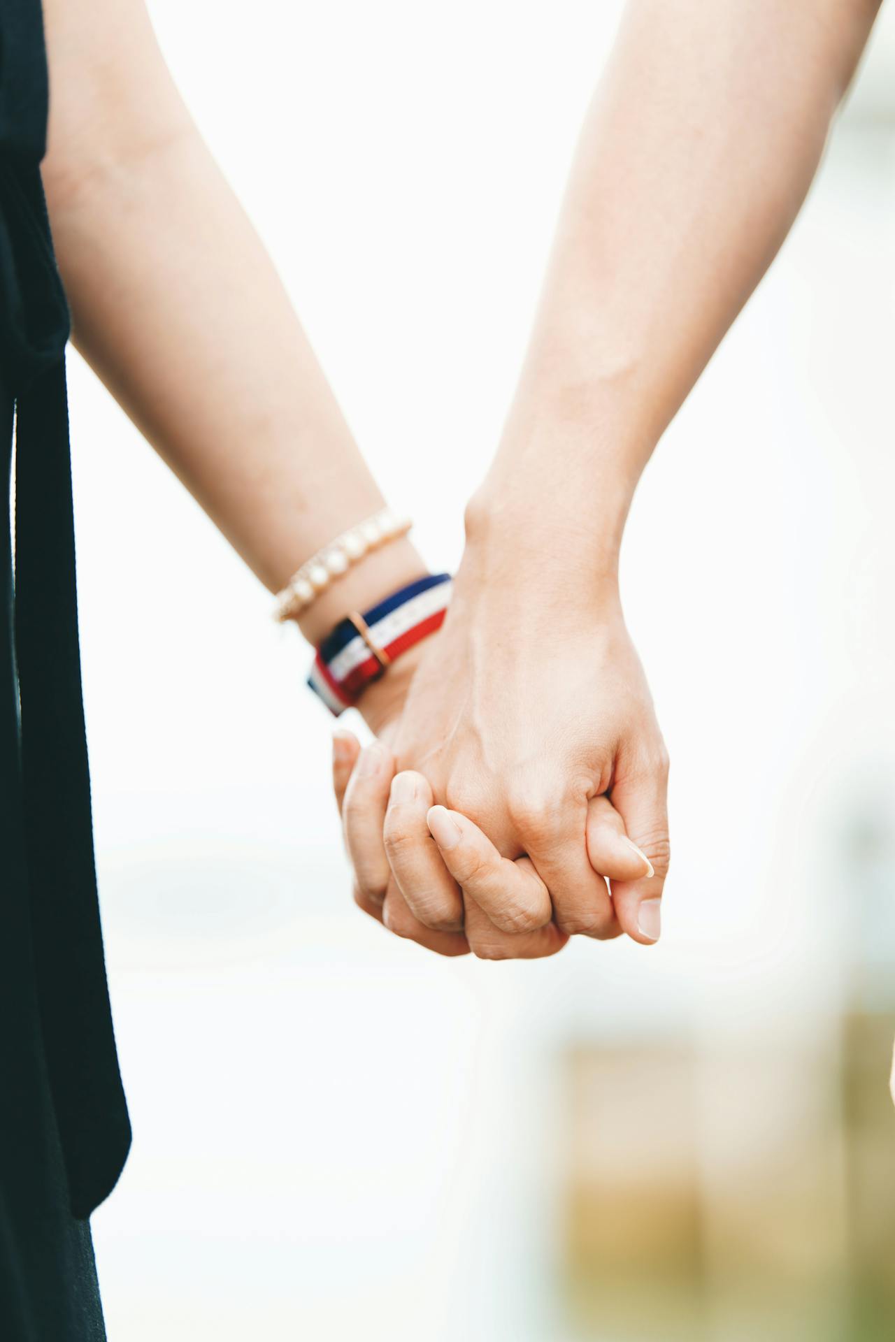 A man holding his partner's hand | Source: Pexels