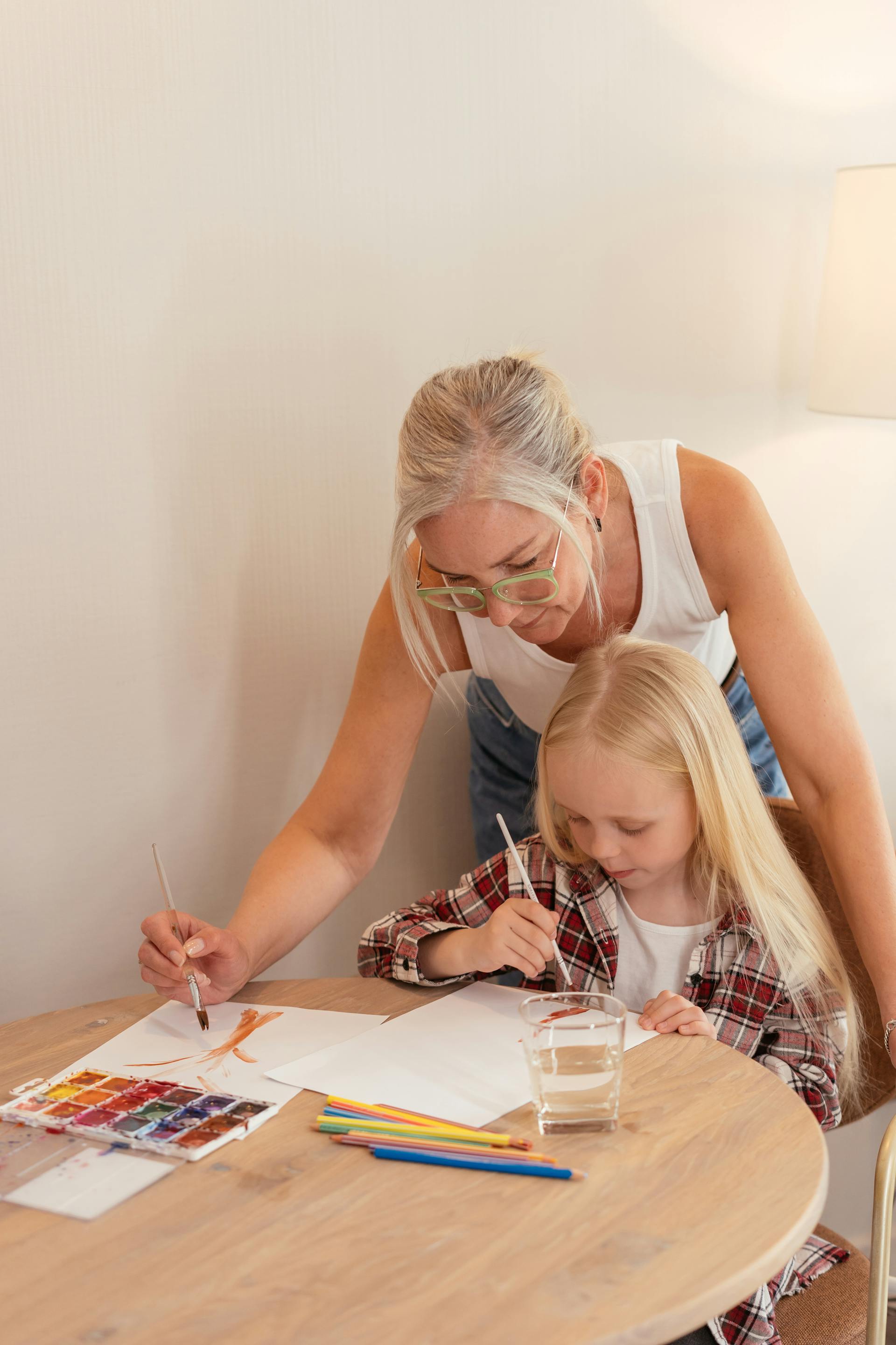 A woman doing an activity with a little girl | Source: Pexels