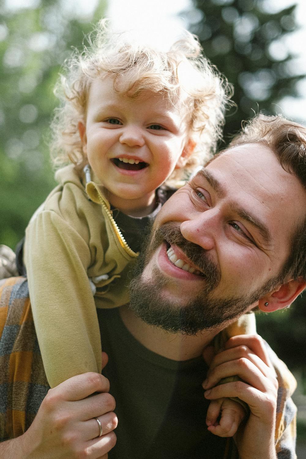 Um homem brincando com seu filho ⏐ Fonte: Pexels