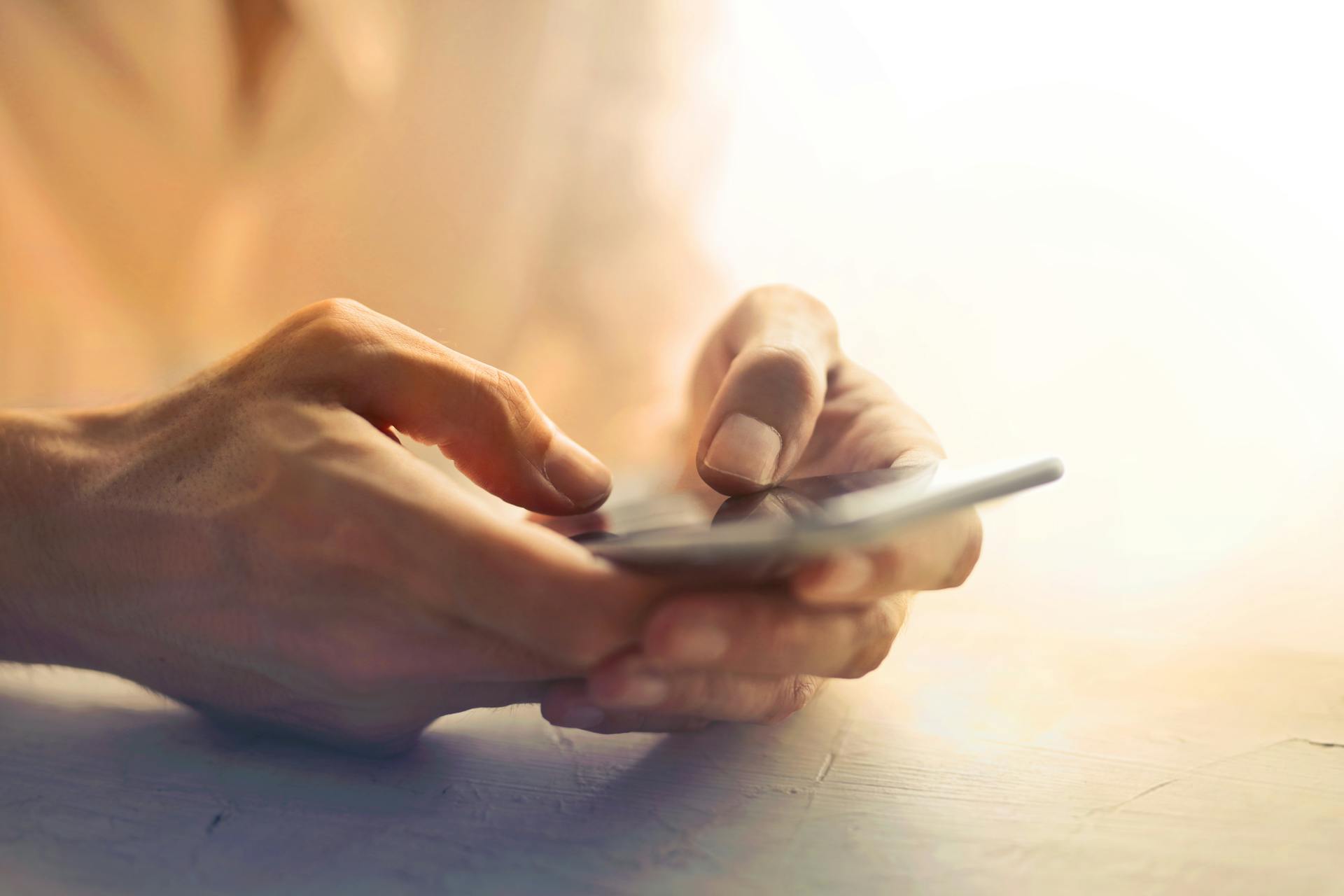 A woman texting | Source: Pexels