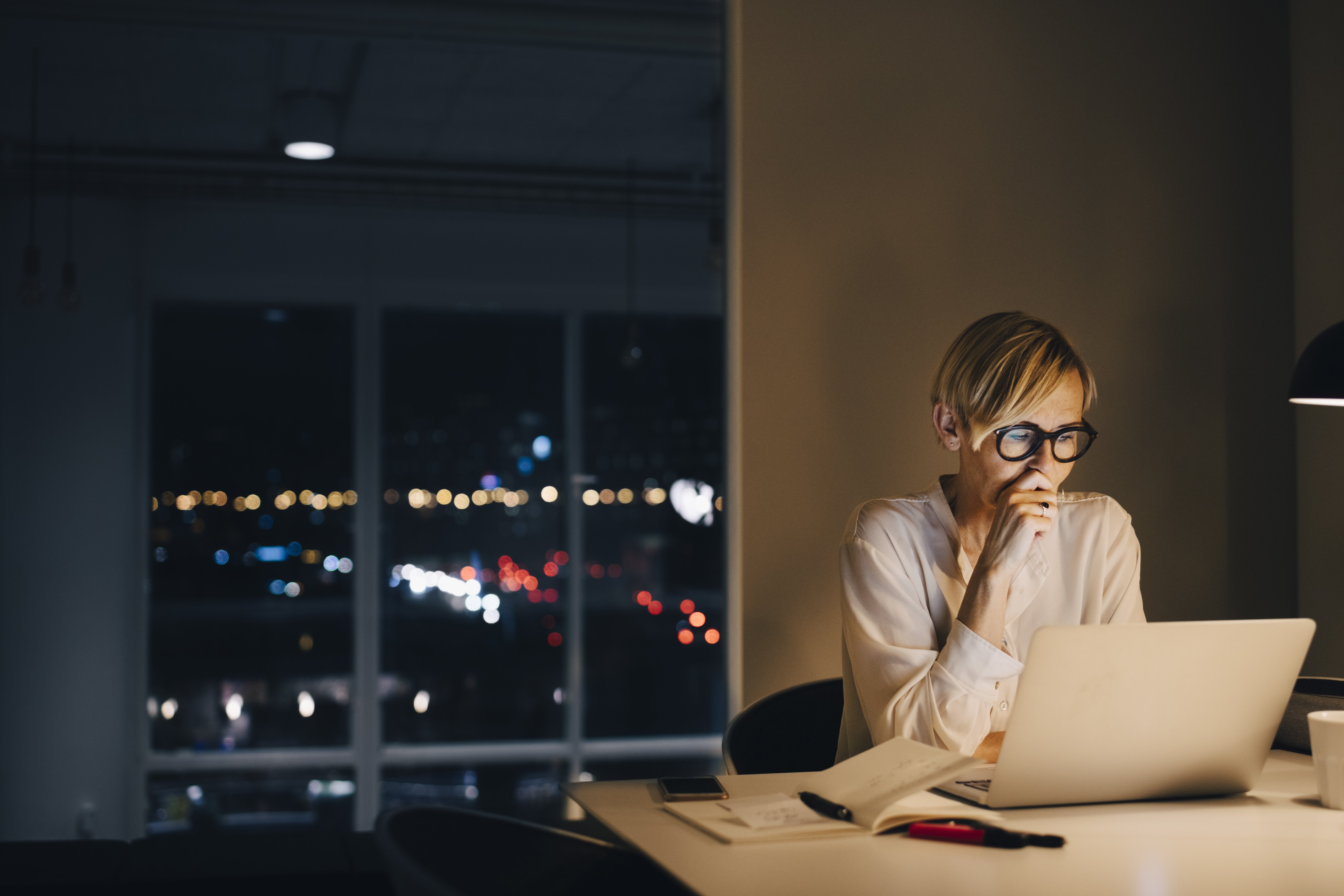 Samantha was working late at night and struggling to get her writing flow. | Source: Getty Images