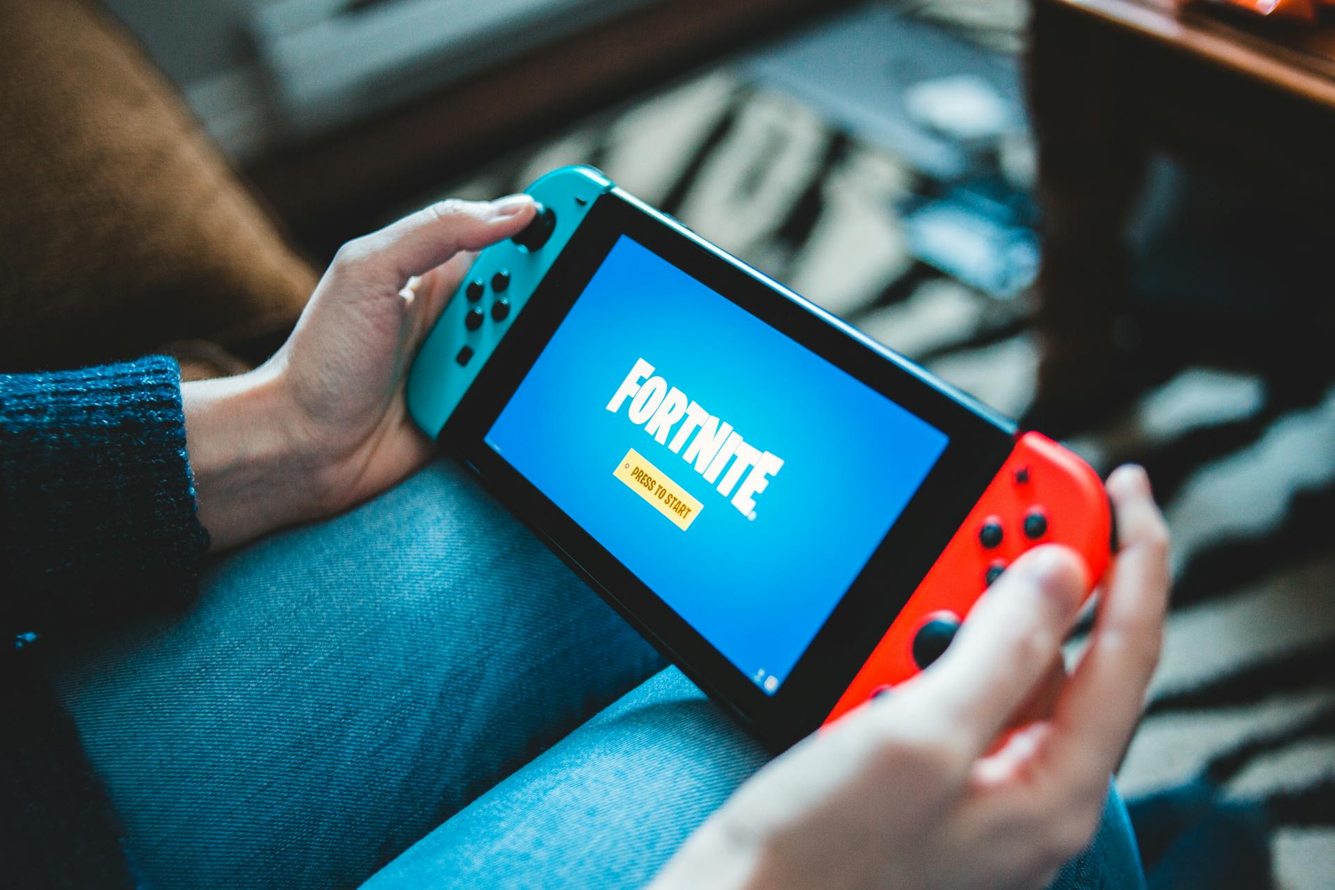 A man holding a gaming console | Source: Pexels