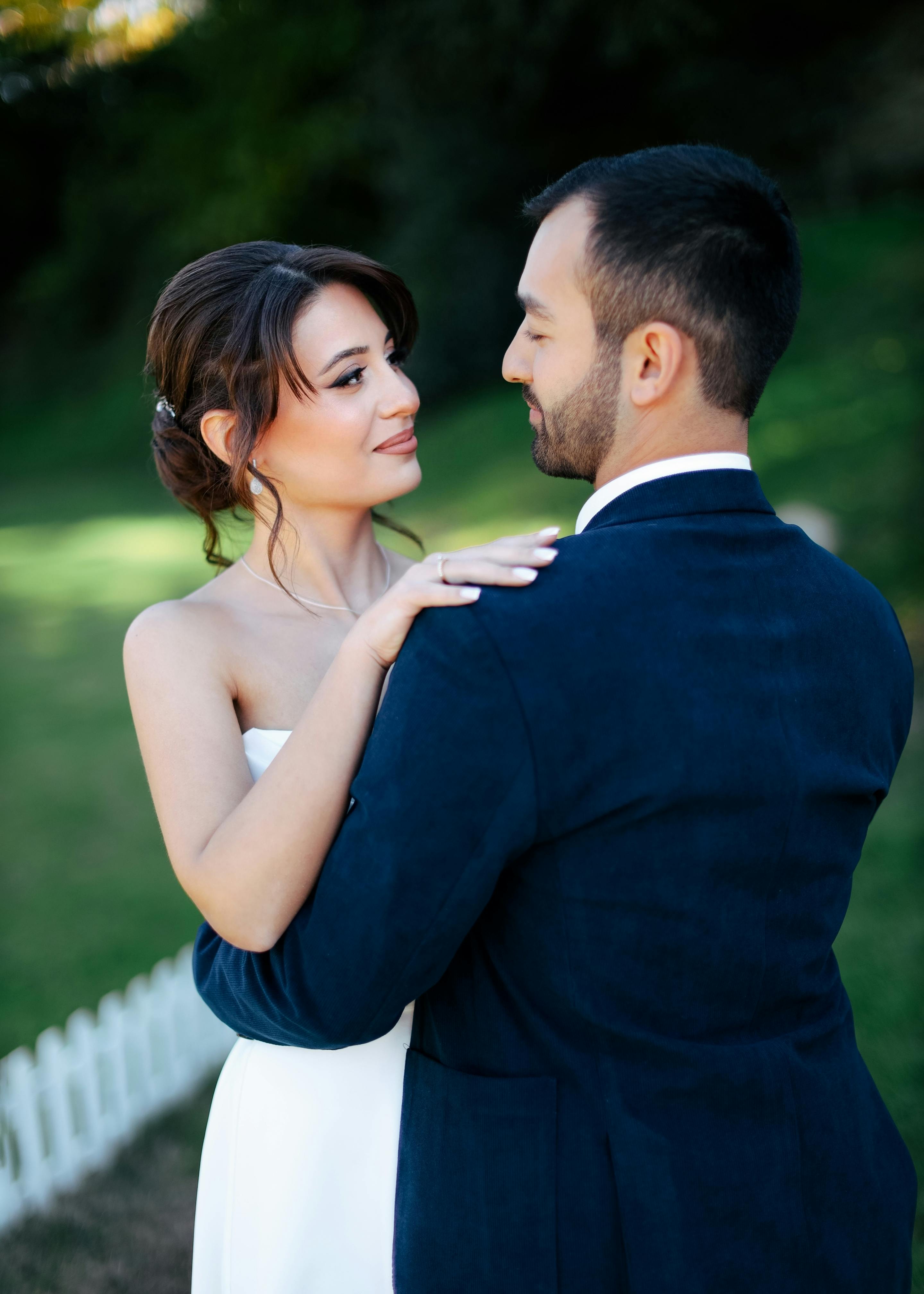 Happy newlyweds dancing | Source: Pexels