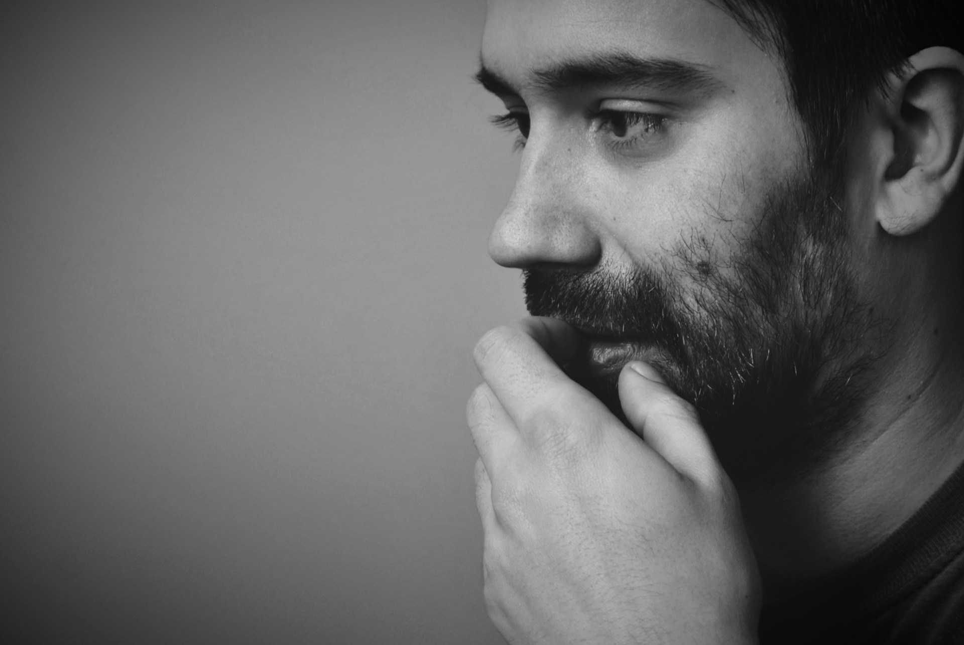 A man rubbing his chin thoughtfully | Source: Unsplash
