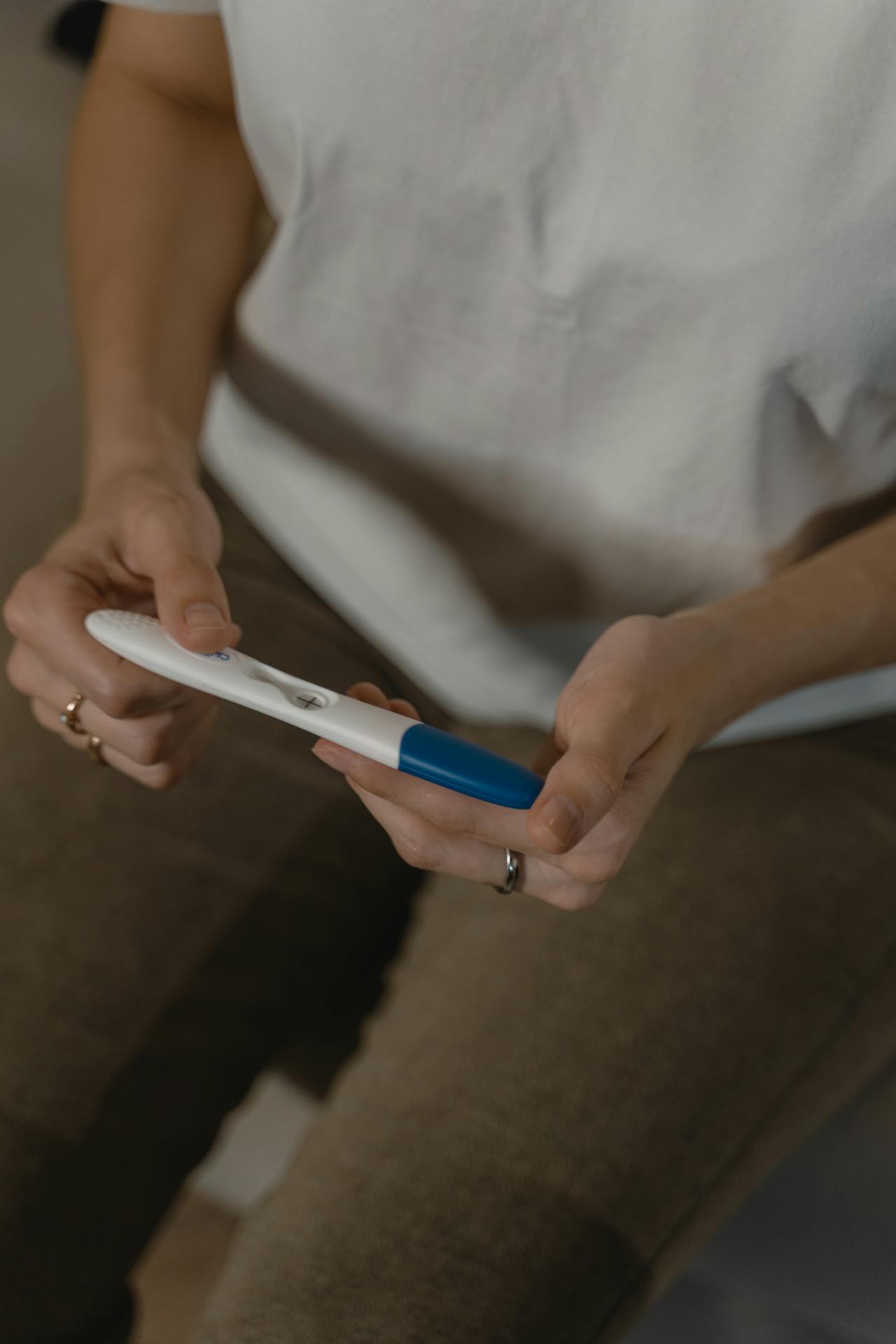A woman holding a pregnancy test kit | Source: Pexels