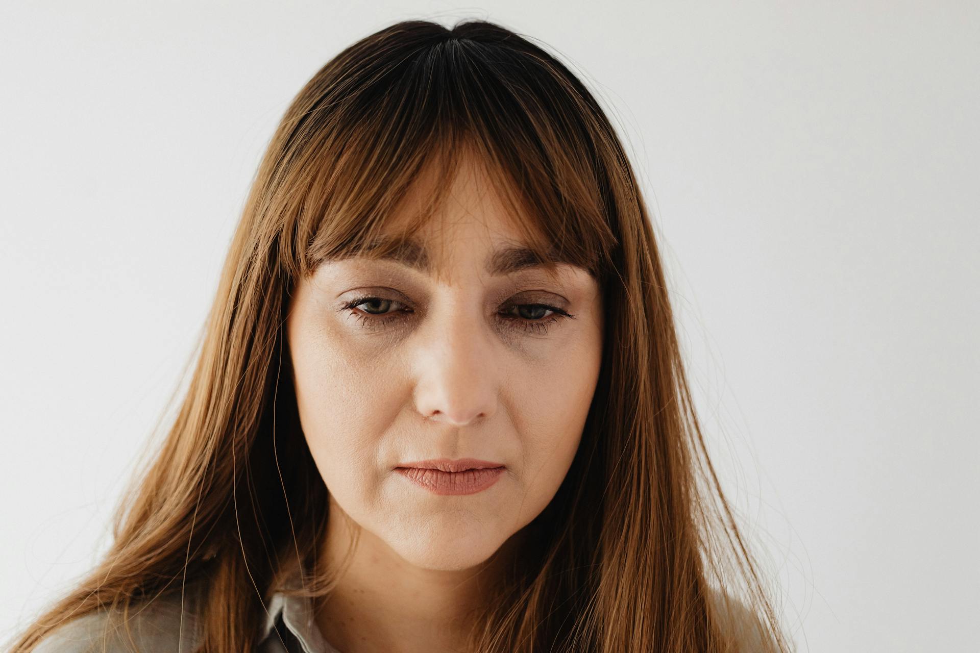 Close-up of a sad woman with her eyes downcast | Source: Pexels