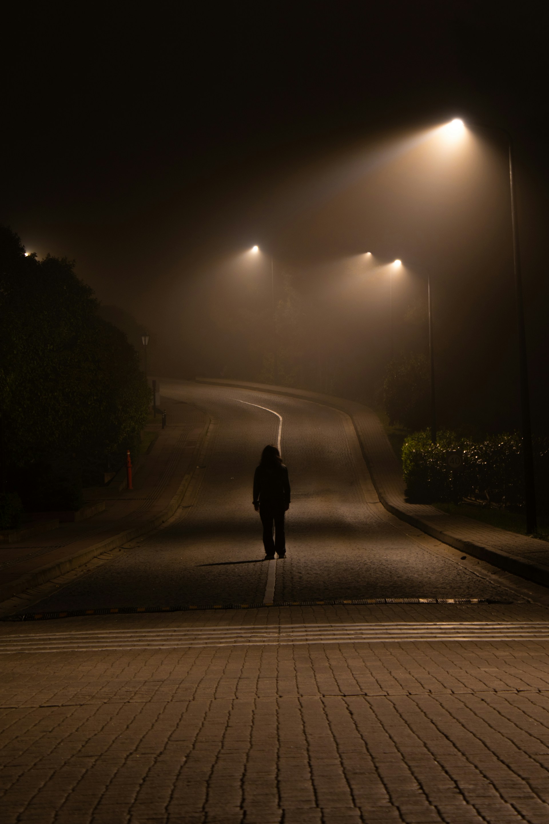 Um homem na estrada à noite | Fonte: Unsplash