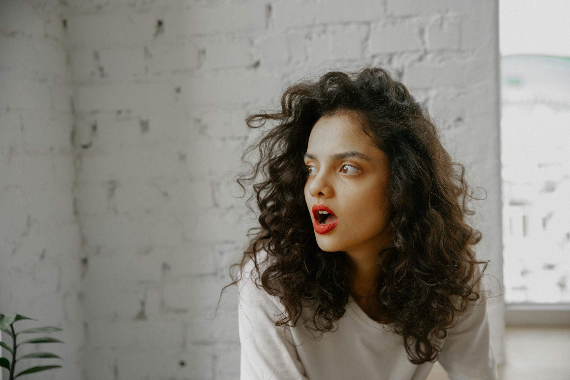 A woman yelling over her shoulder | Source: Pexels