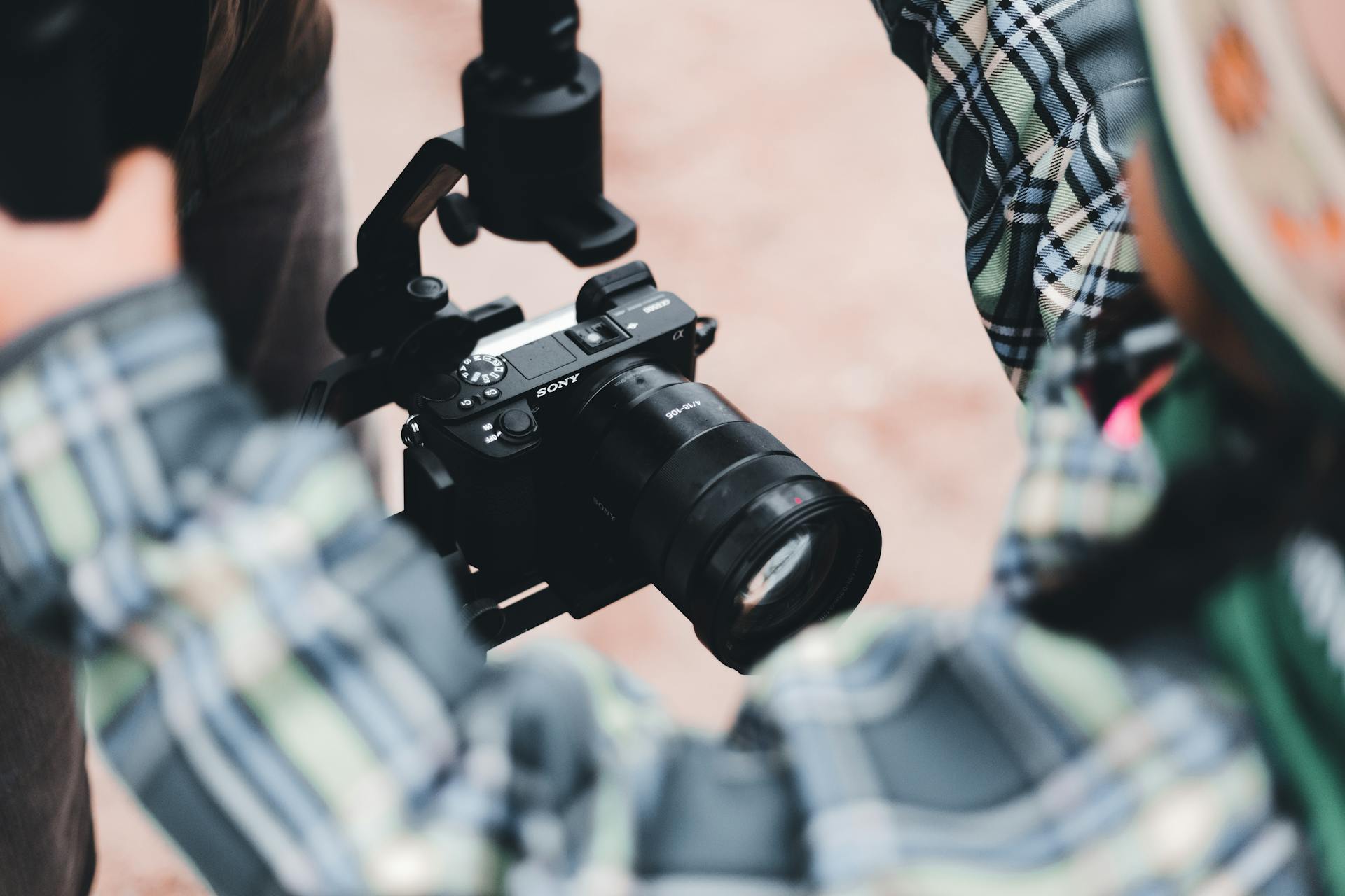 A camera on a tripod | Source: Pexels