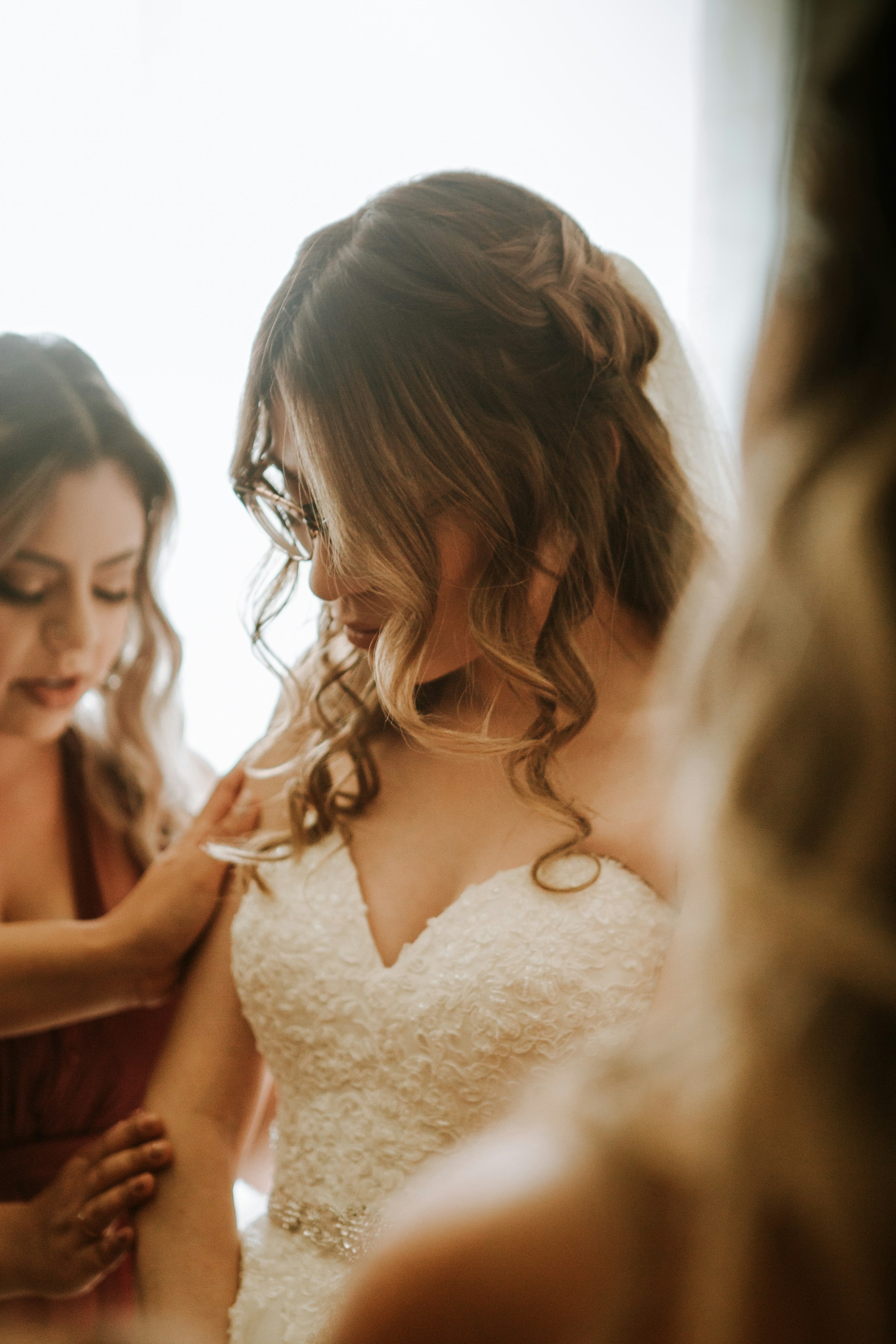 A bride getting ready in the bridal suite | Source: Unsplash