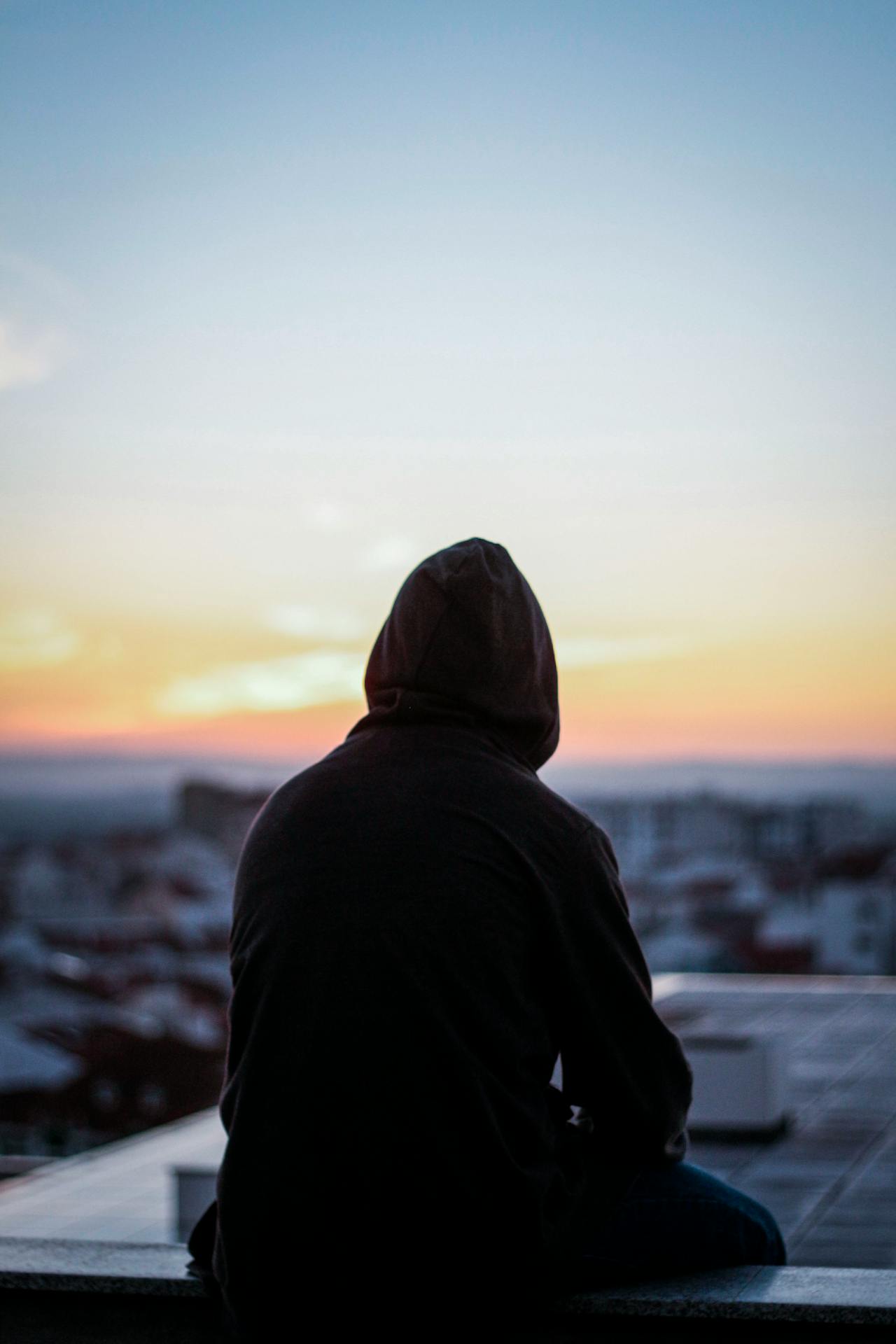 A lonely man sitting on the bench | Source: Pexels