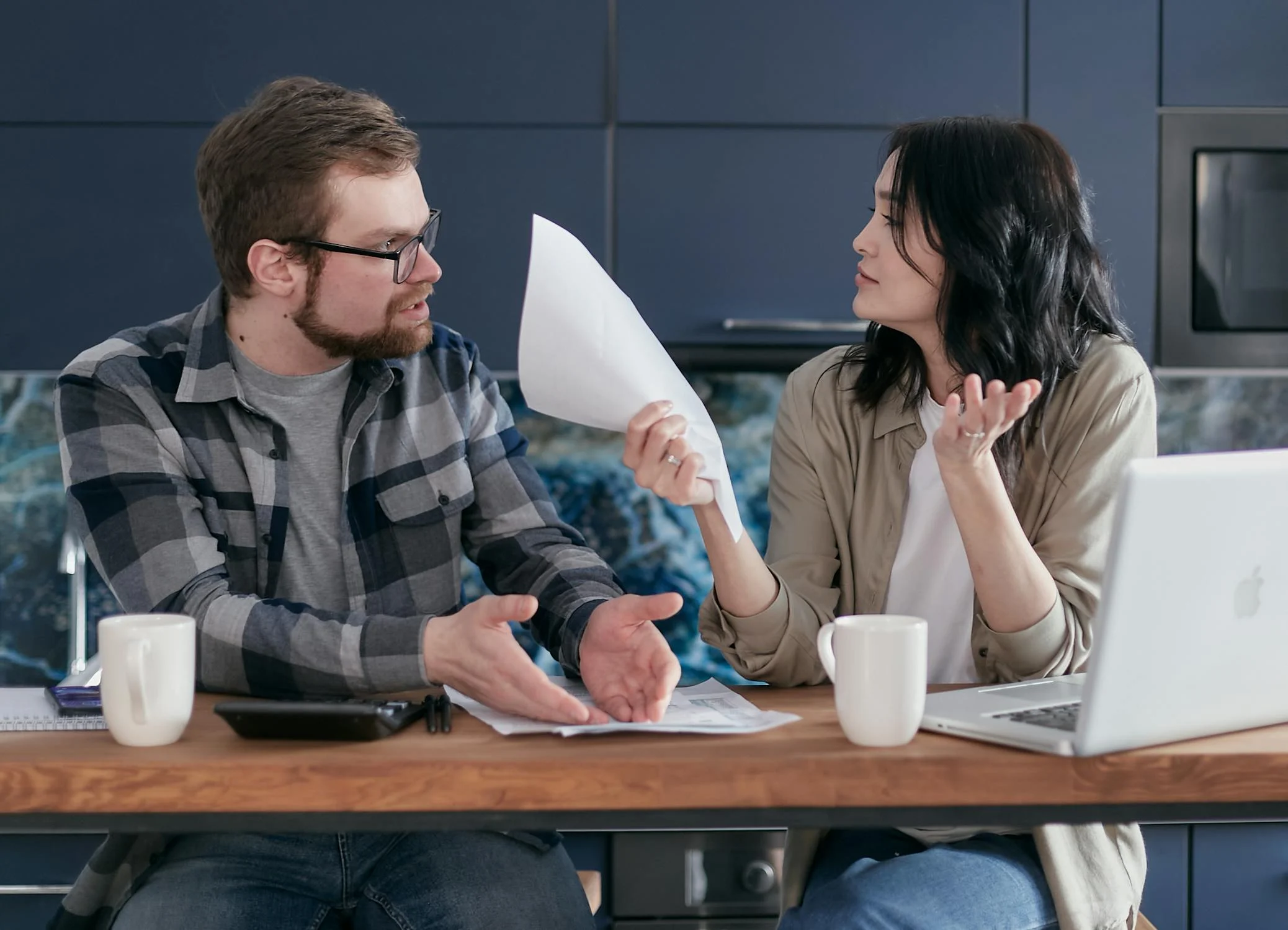 A serious couple talking | Source: Pexels