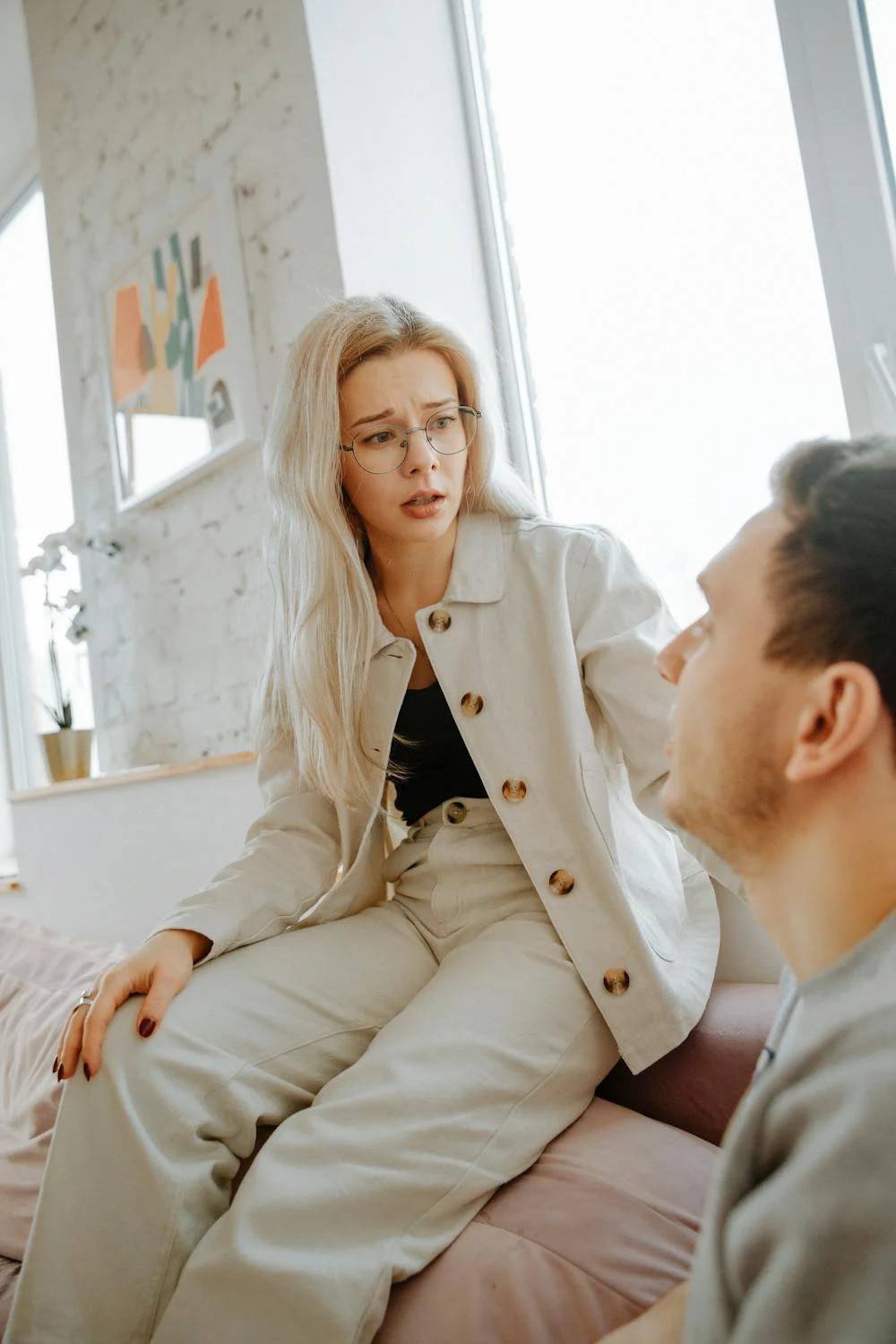 An upset woman talking to her husband ⏐ Source: Pexels