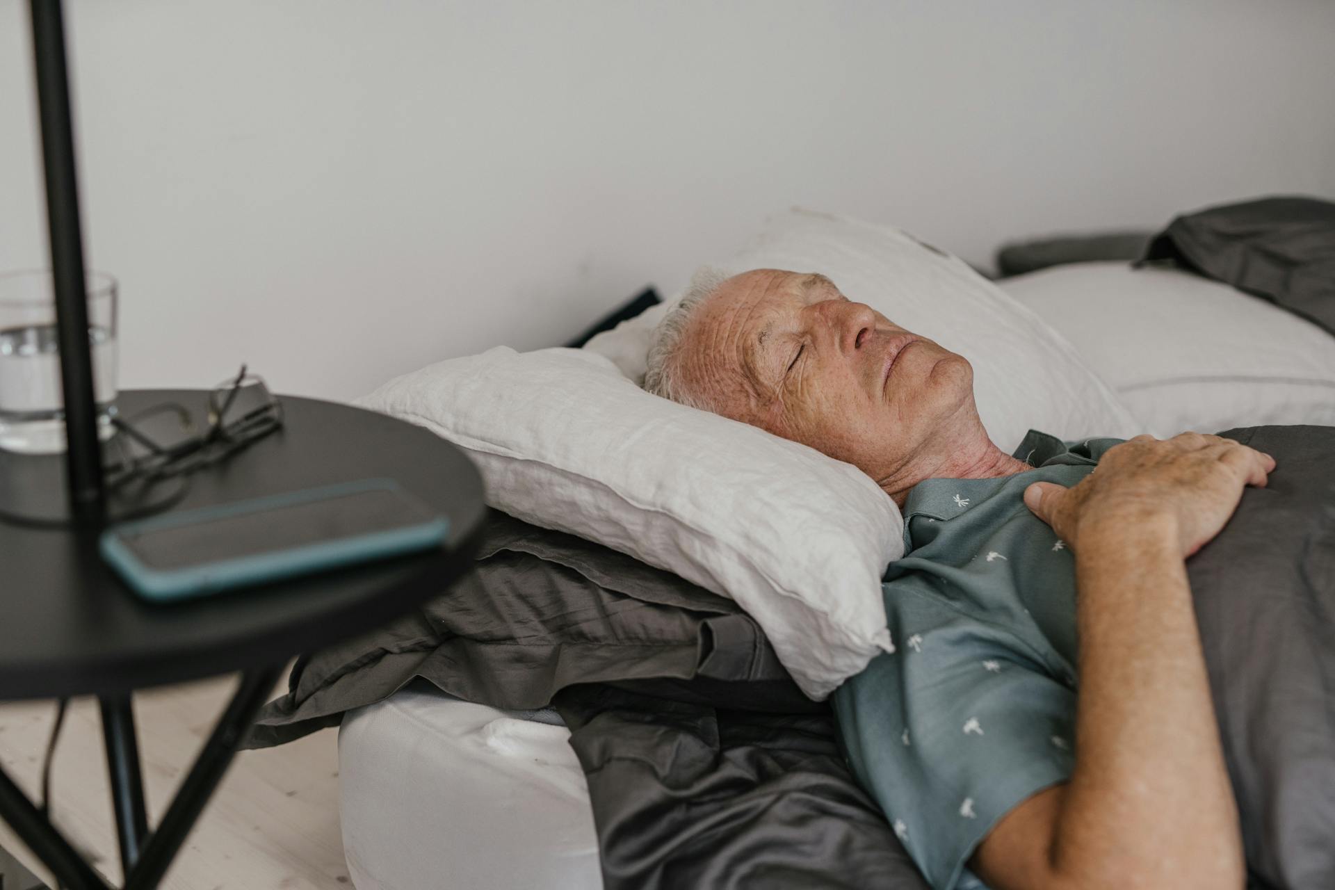 A man lying in a bed | Source: Pexels
