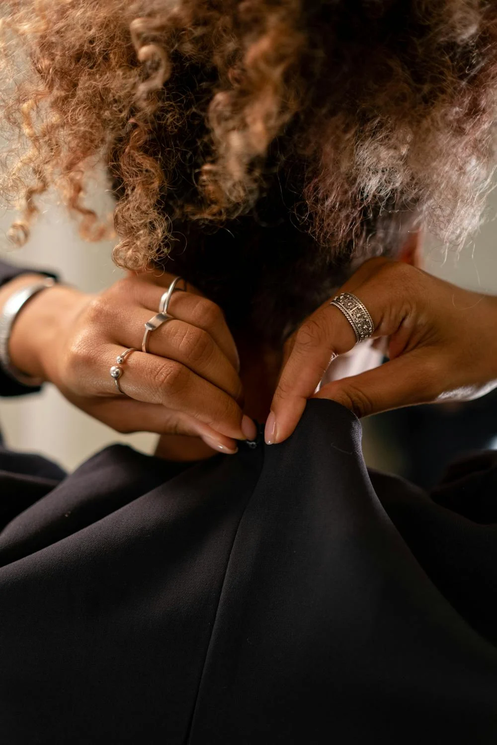 A woman fastening her zipper | Source: Pexels