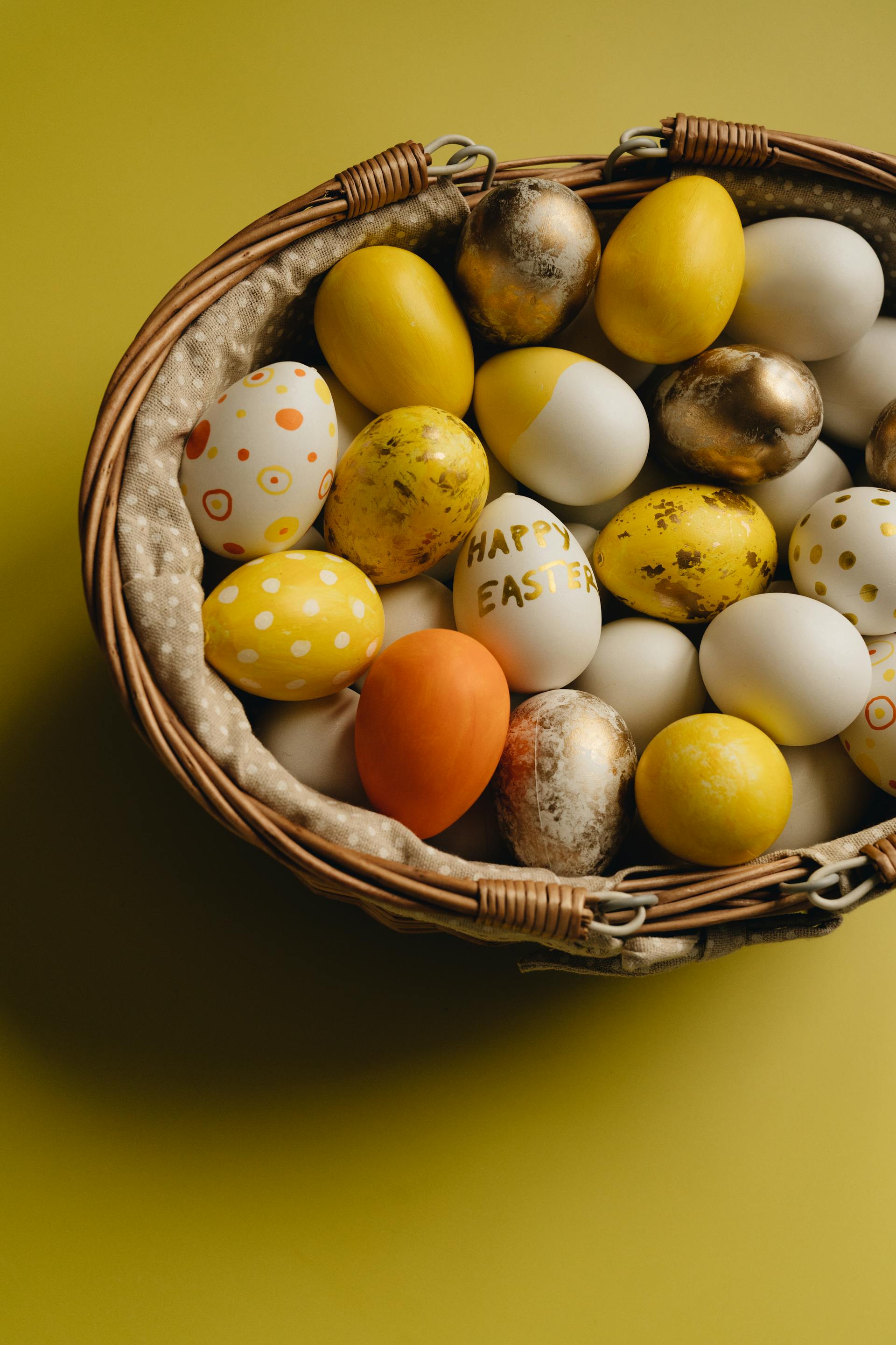 Easter eggs in a basket | Source: Pexels