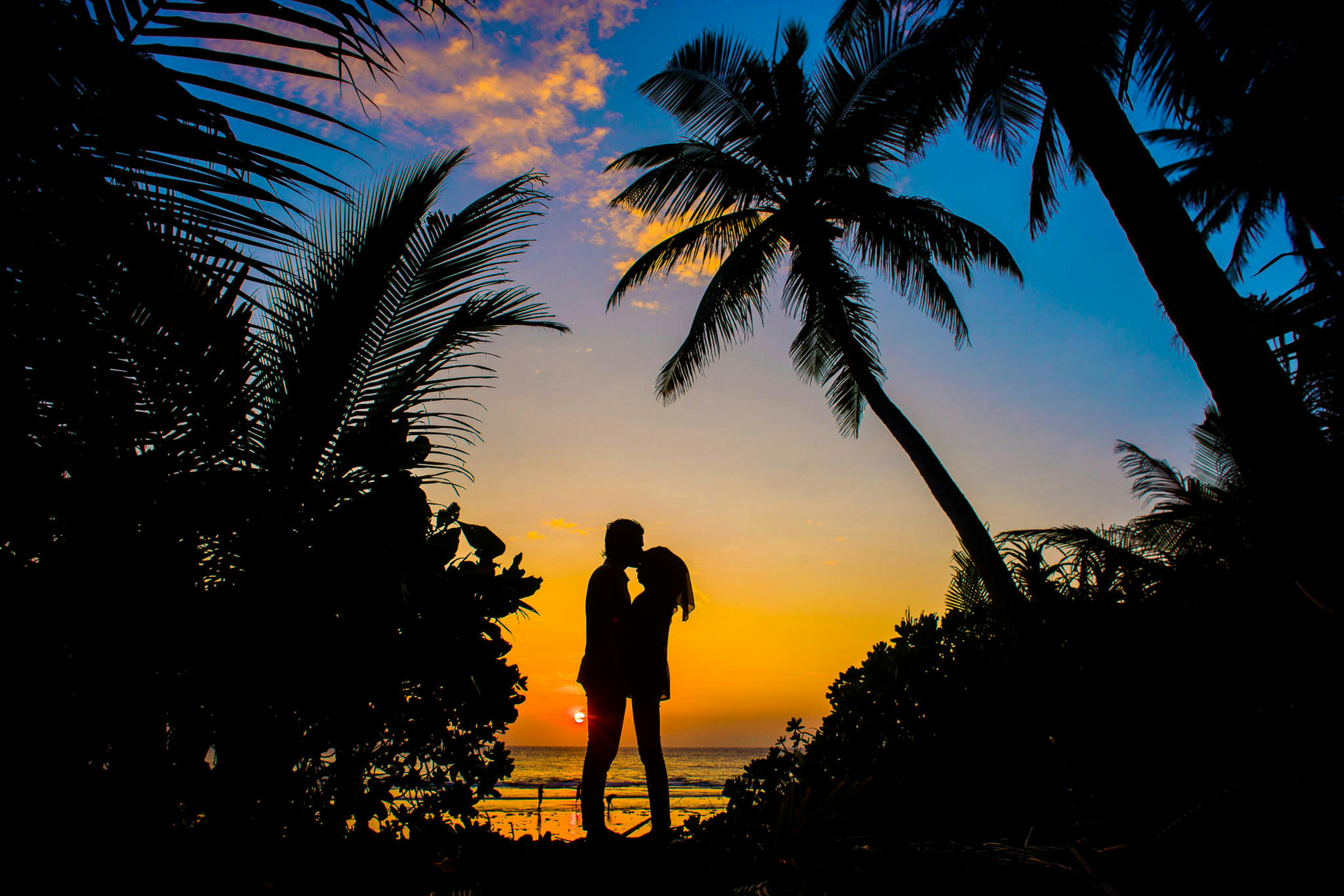 Silhouette d'un homme et d'une femme s'embrassant | Source : Pexels