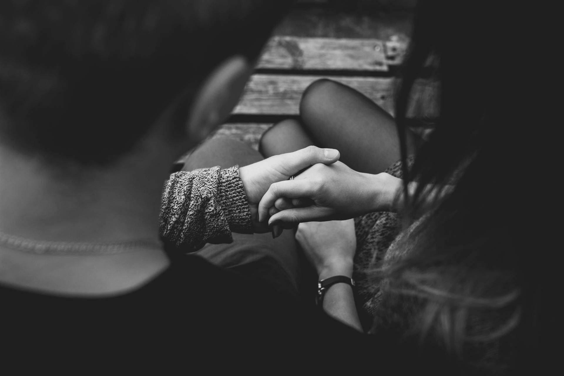 A couple holding hands | Source: Pexels