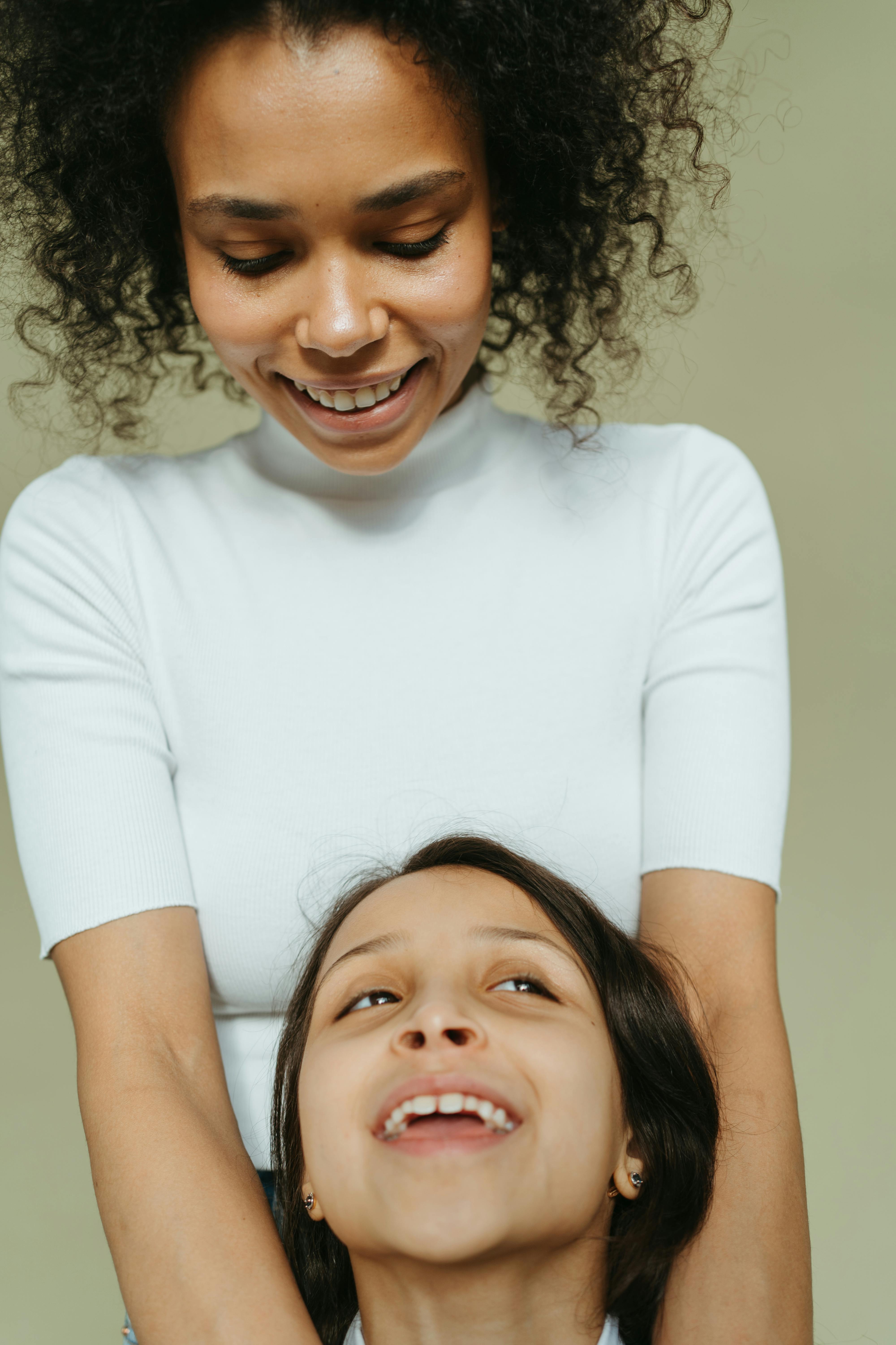 A mother bonding with her child | Source: Pexels