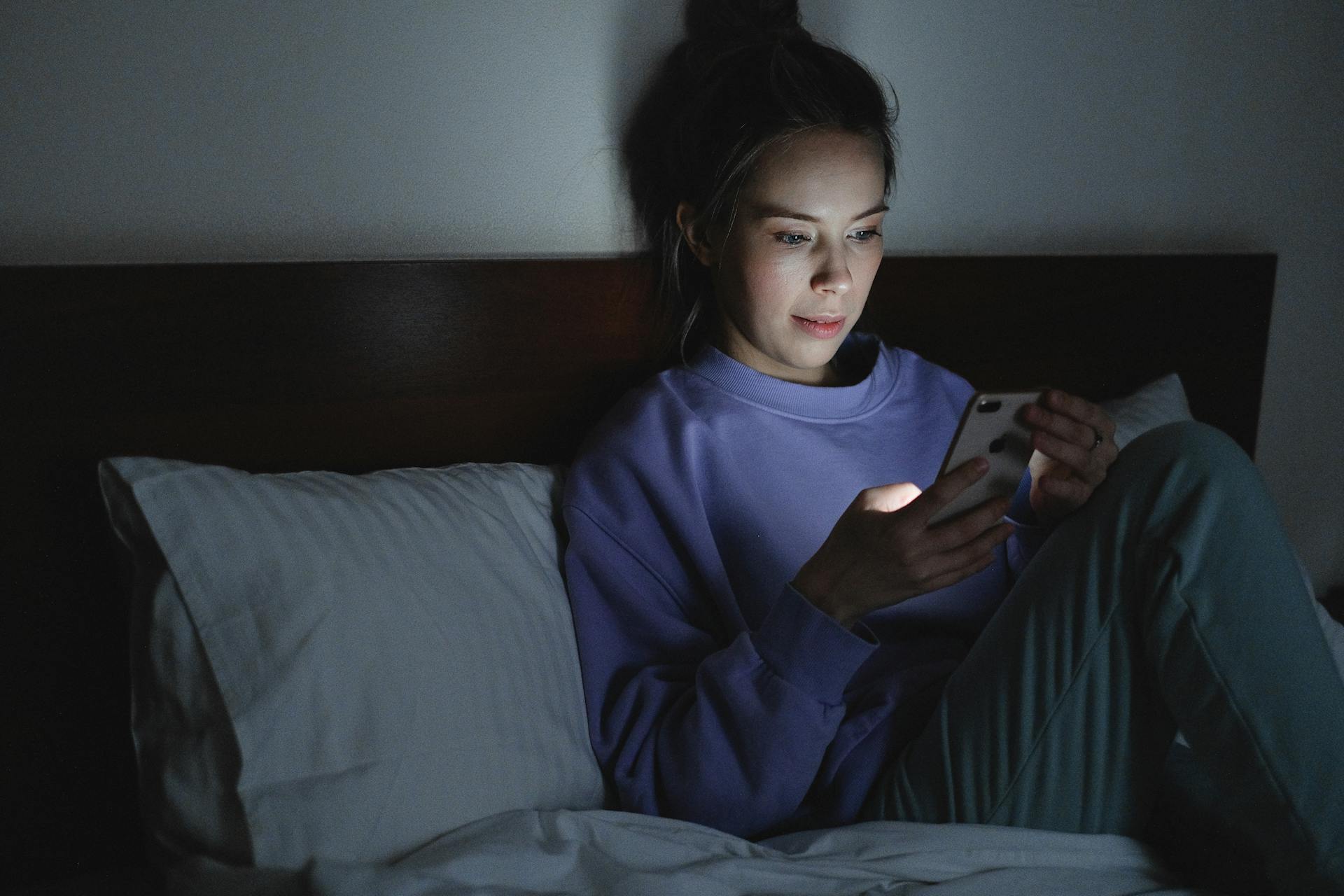 A woman staring at her phone with confusion | Source: Pexels