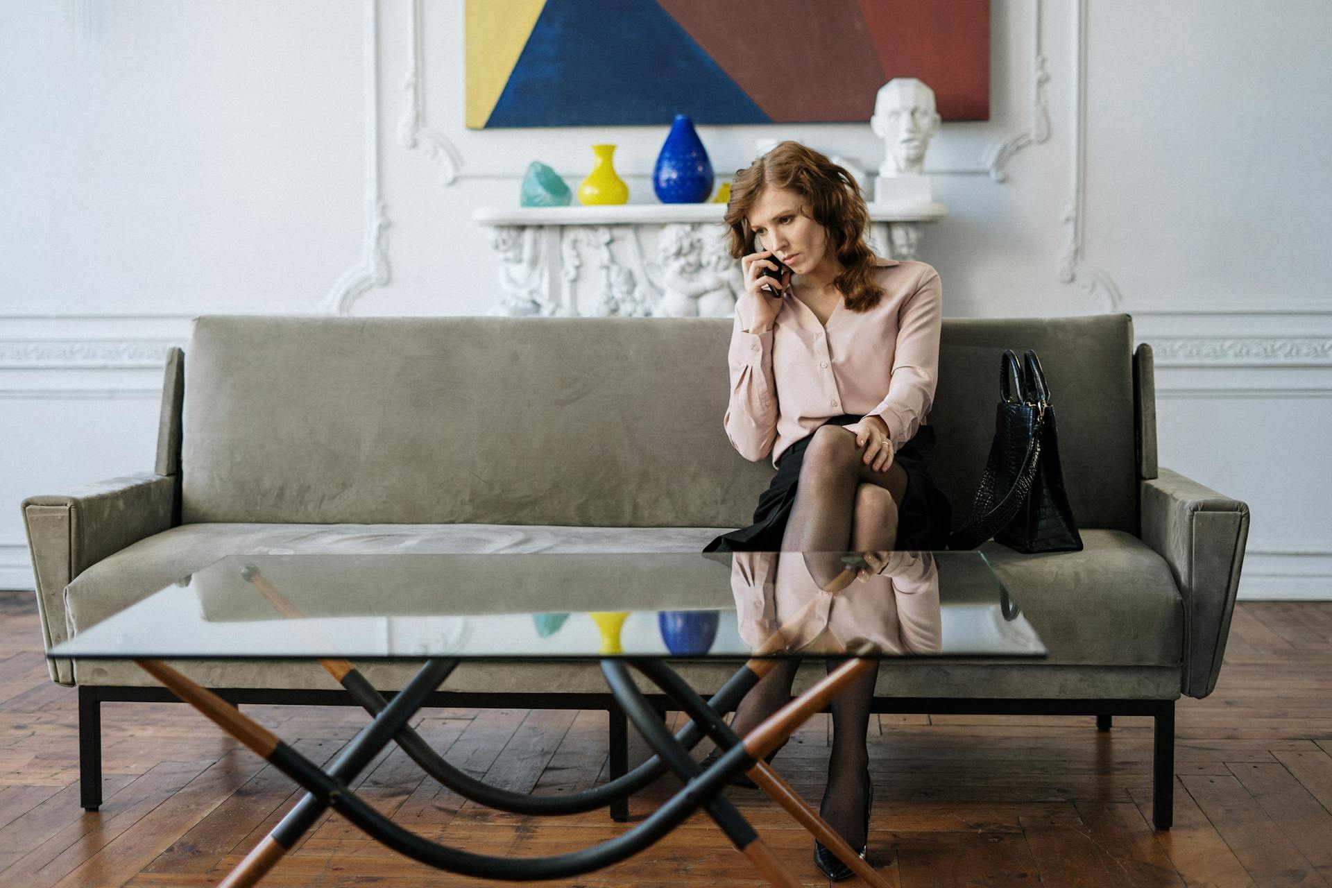 A worried woman talking on the phone | Source: Pexels
