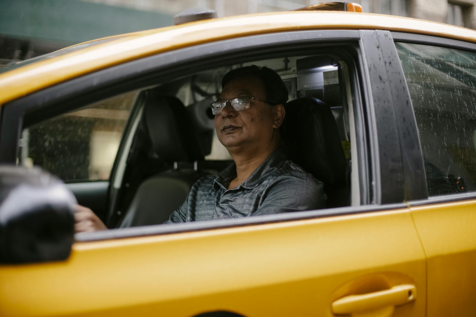 A taxi driver in a taxi | Source: Pexels