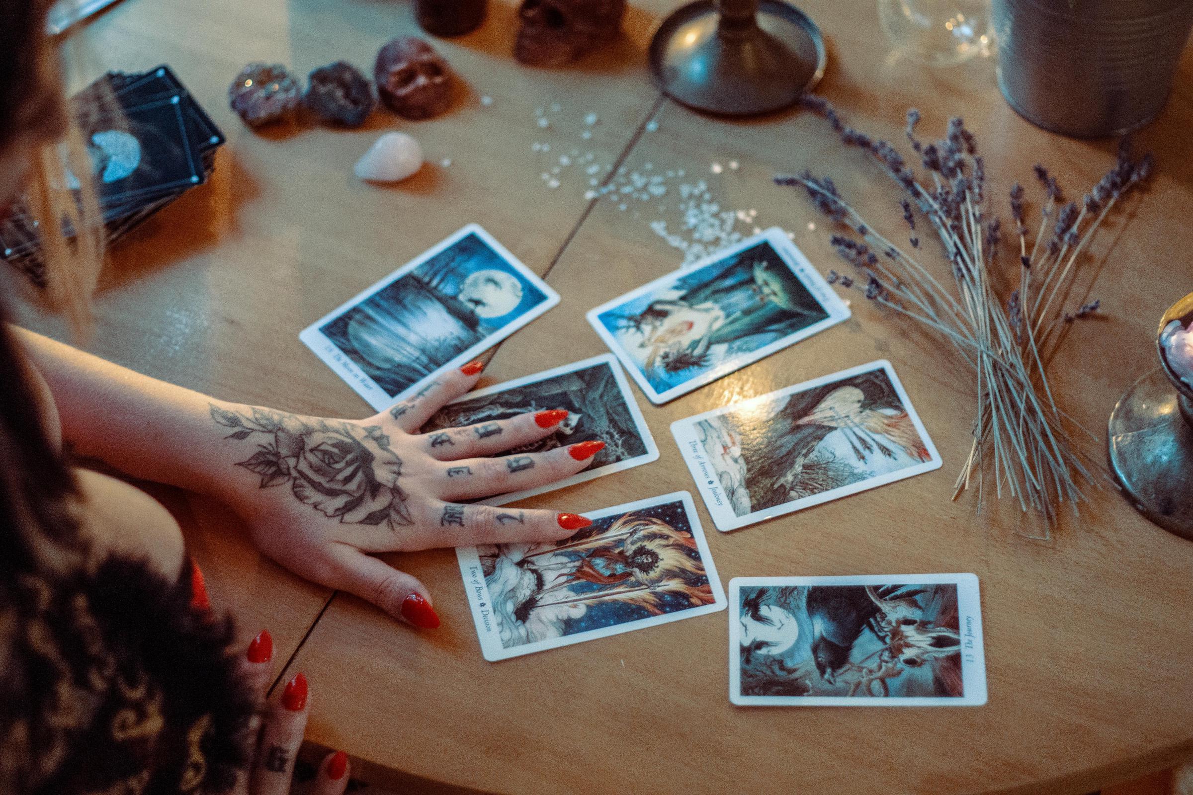 A fortune teller giving a reading | Source: Pexels