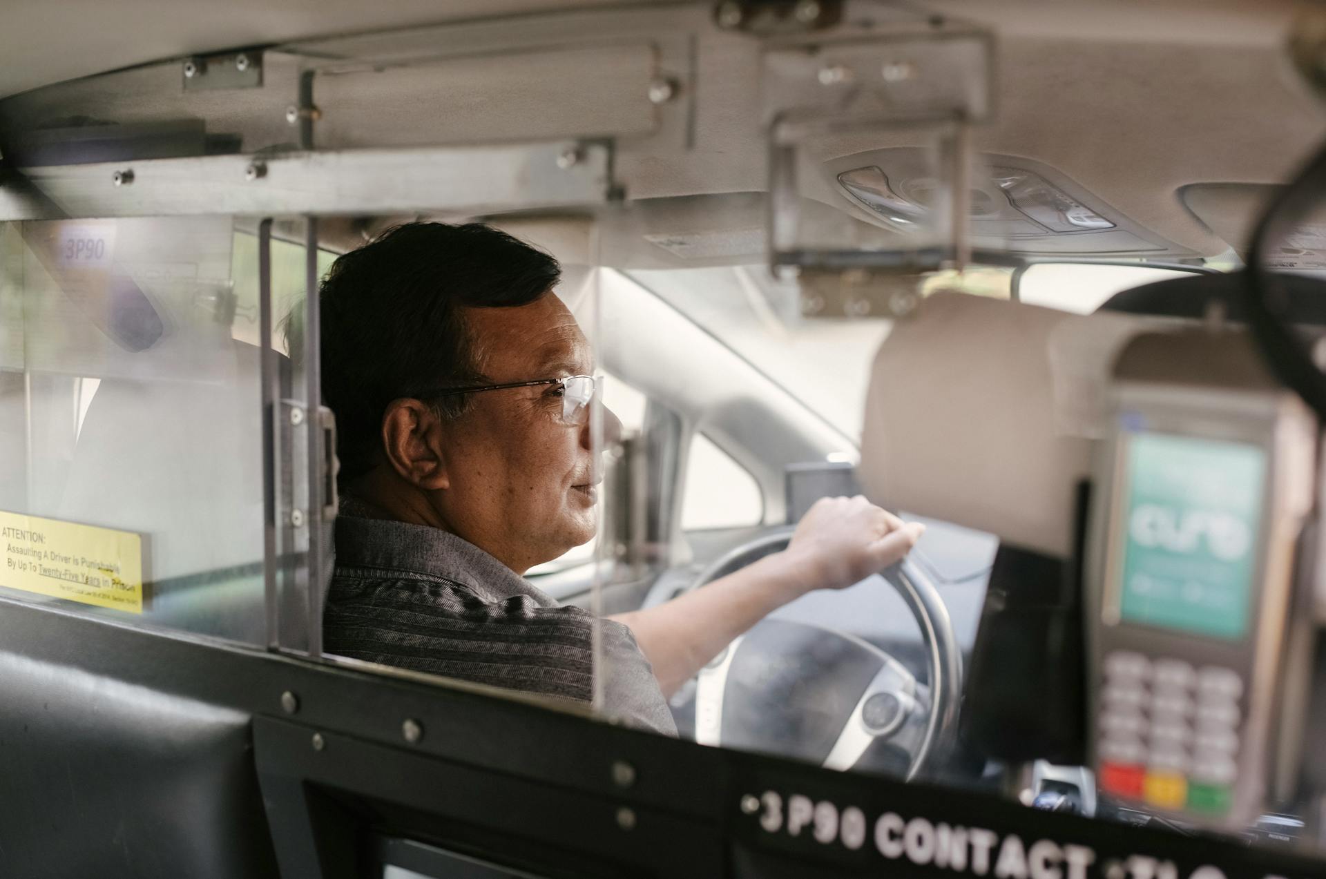 A taxi driver speaking to a passenger | Source: Pexels