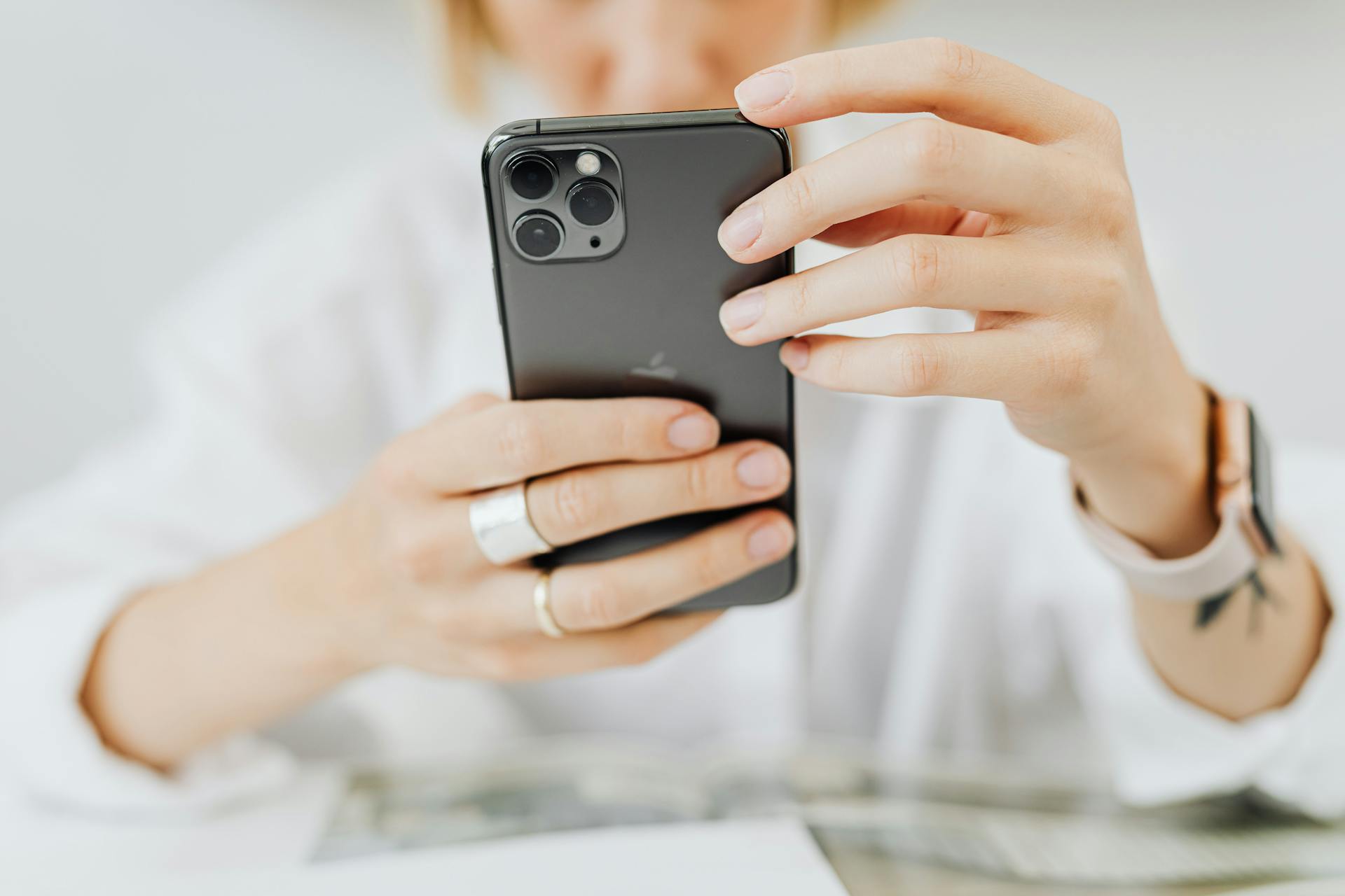 A woman holding a cell phone | Source: Pexels