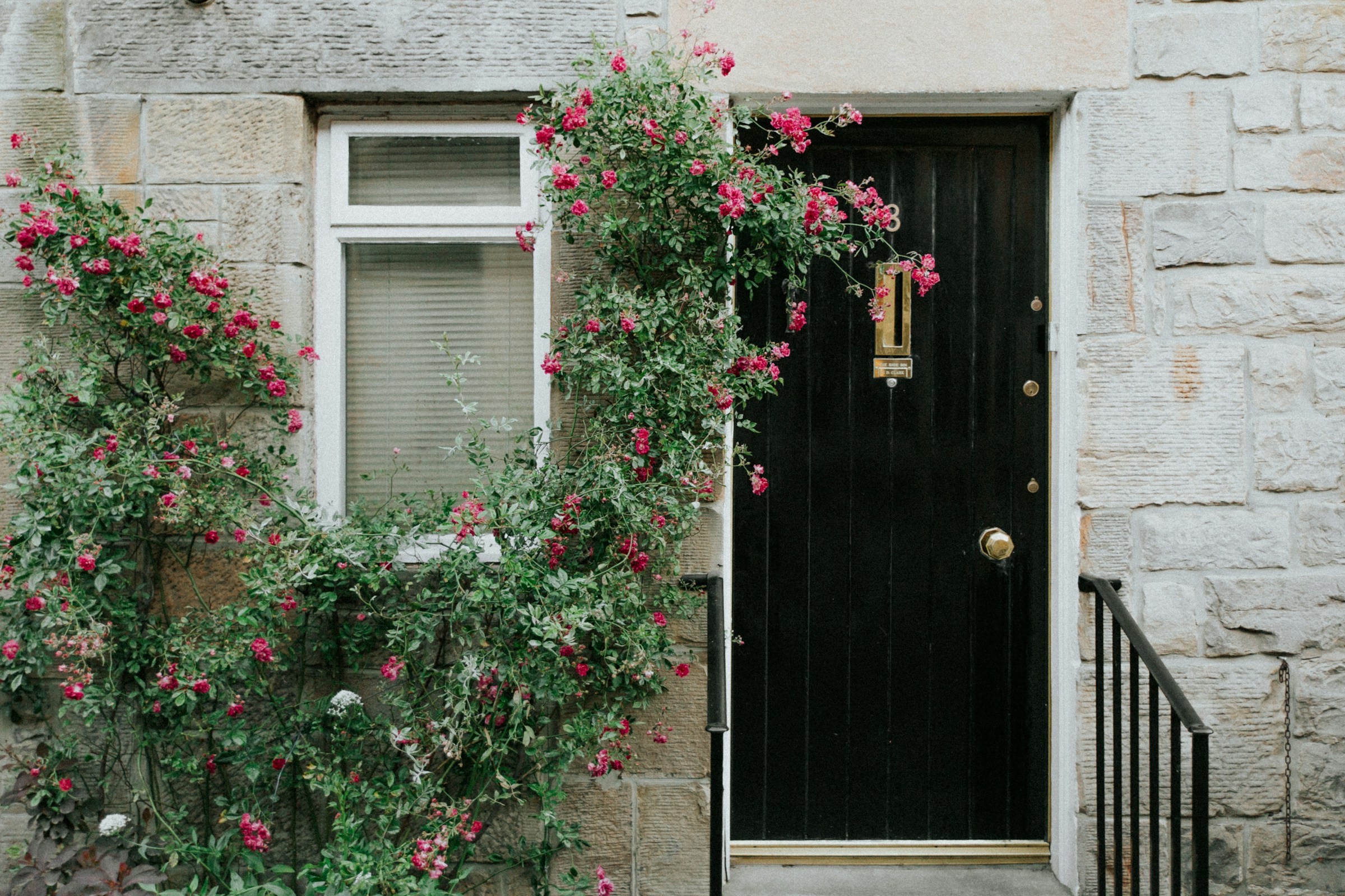 A house with the front door slammed shut | Source: Unsplash